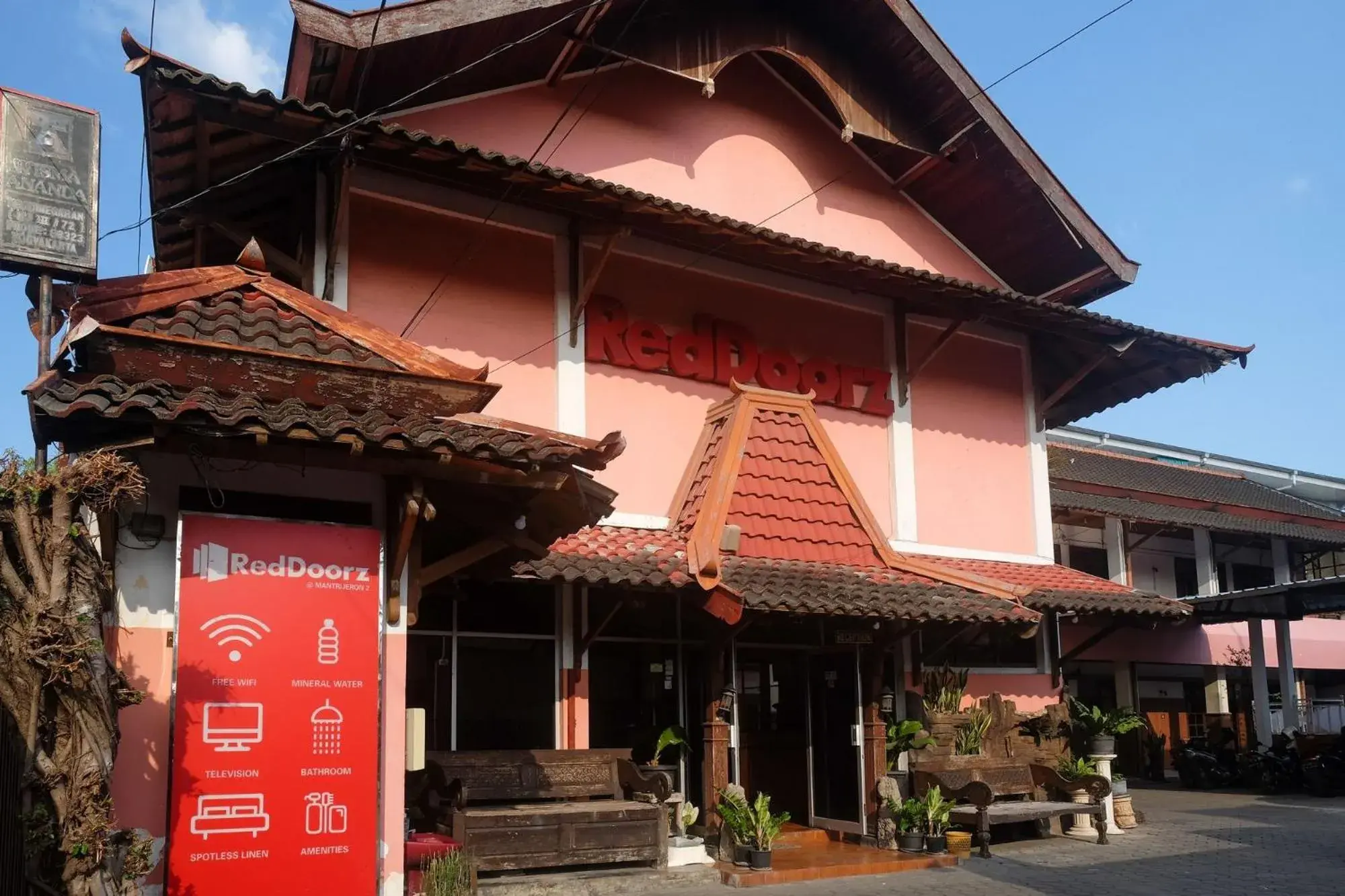 Property building in RedDoorz @ Mantrijeron 2 Property building in RedDoorz @ Mantrijeron 2