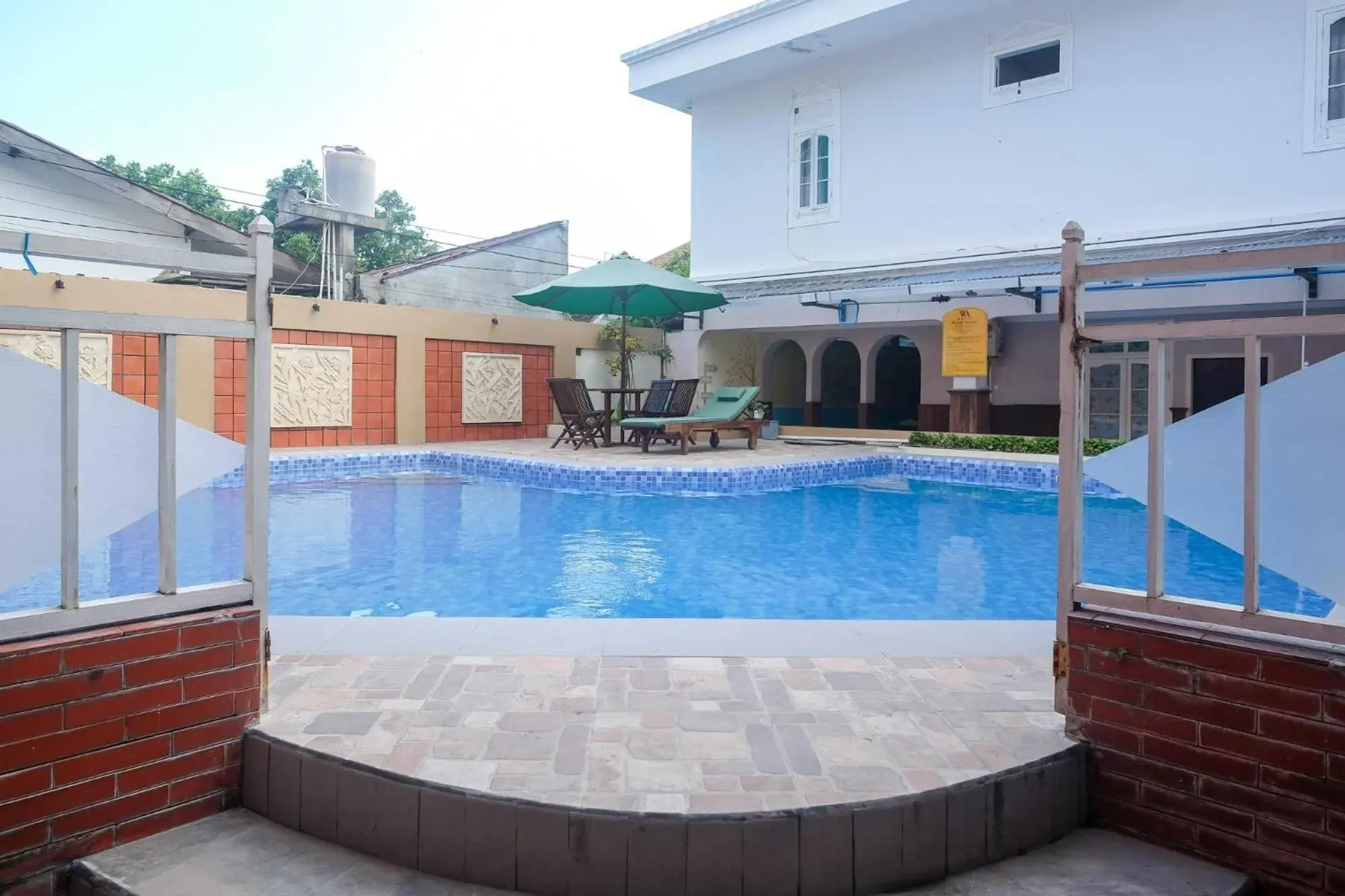 Pool view in RedDoorz @ Mantrijeron 2 Pool view in RedDoorz @ Mantrijeron 2