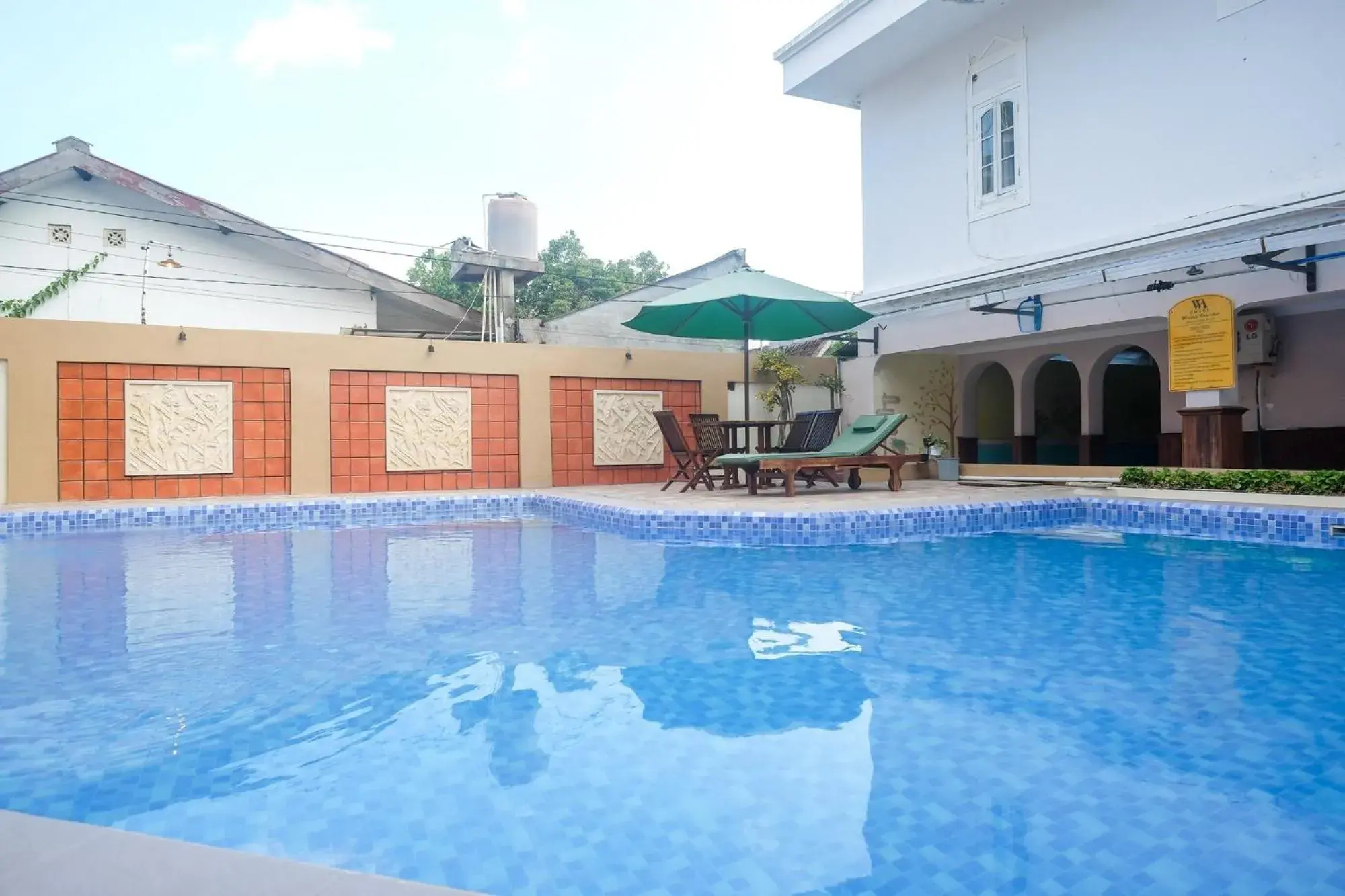 Pool view in RedDoorz @ Mantrijeron 2 Pool view in RedDoorz @ Mantrijeron 2