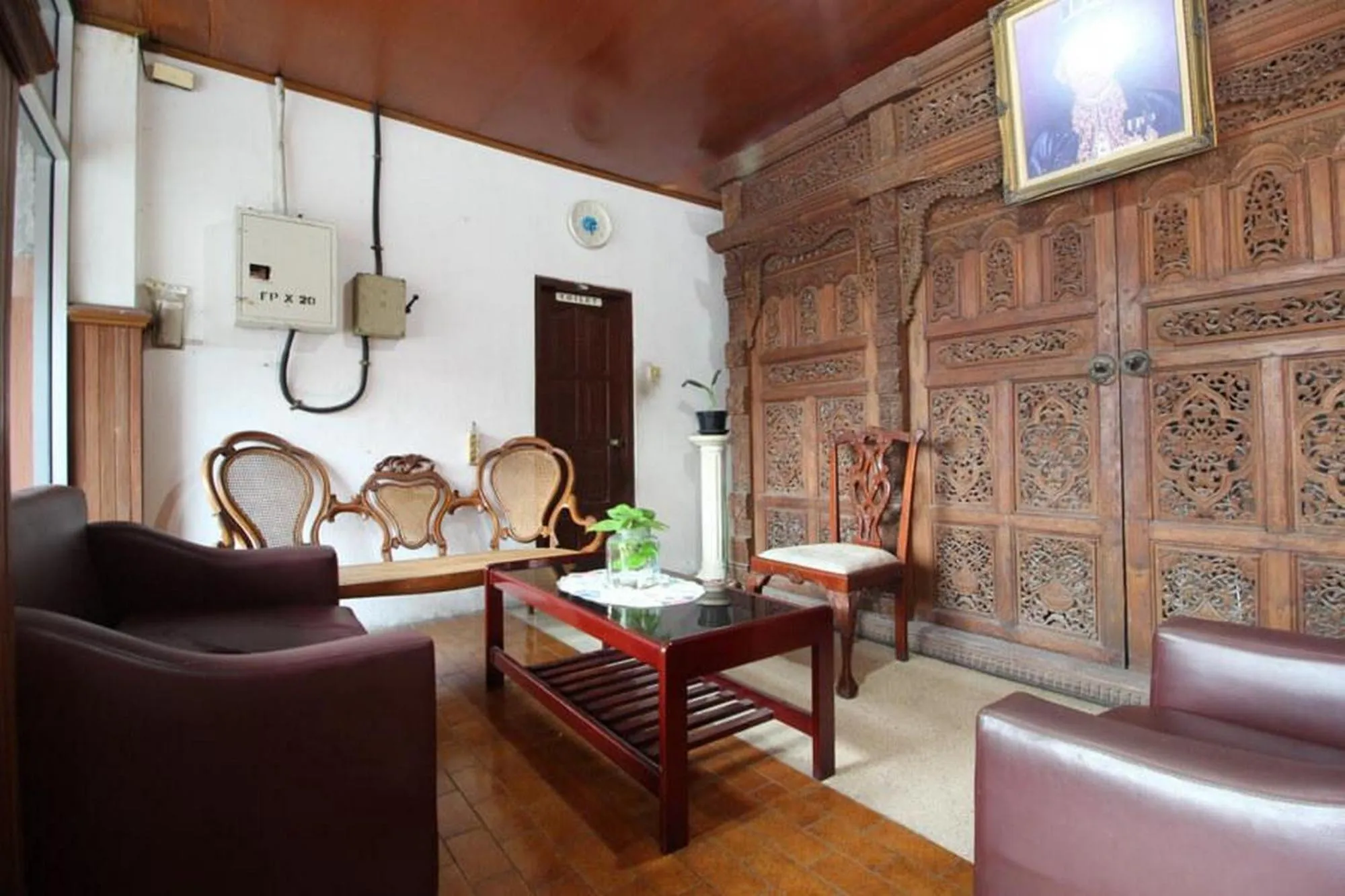 Seating area in RedDoorz @ Mantrijeron 2