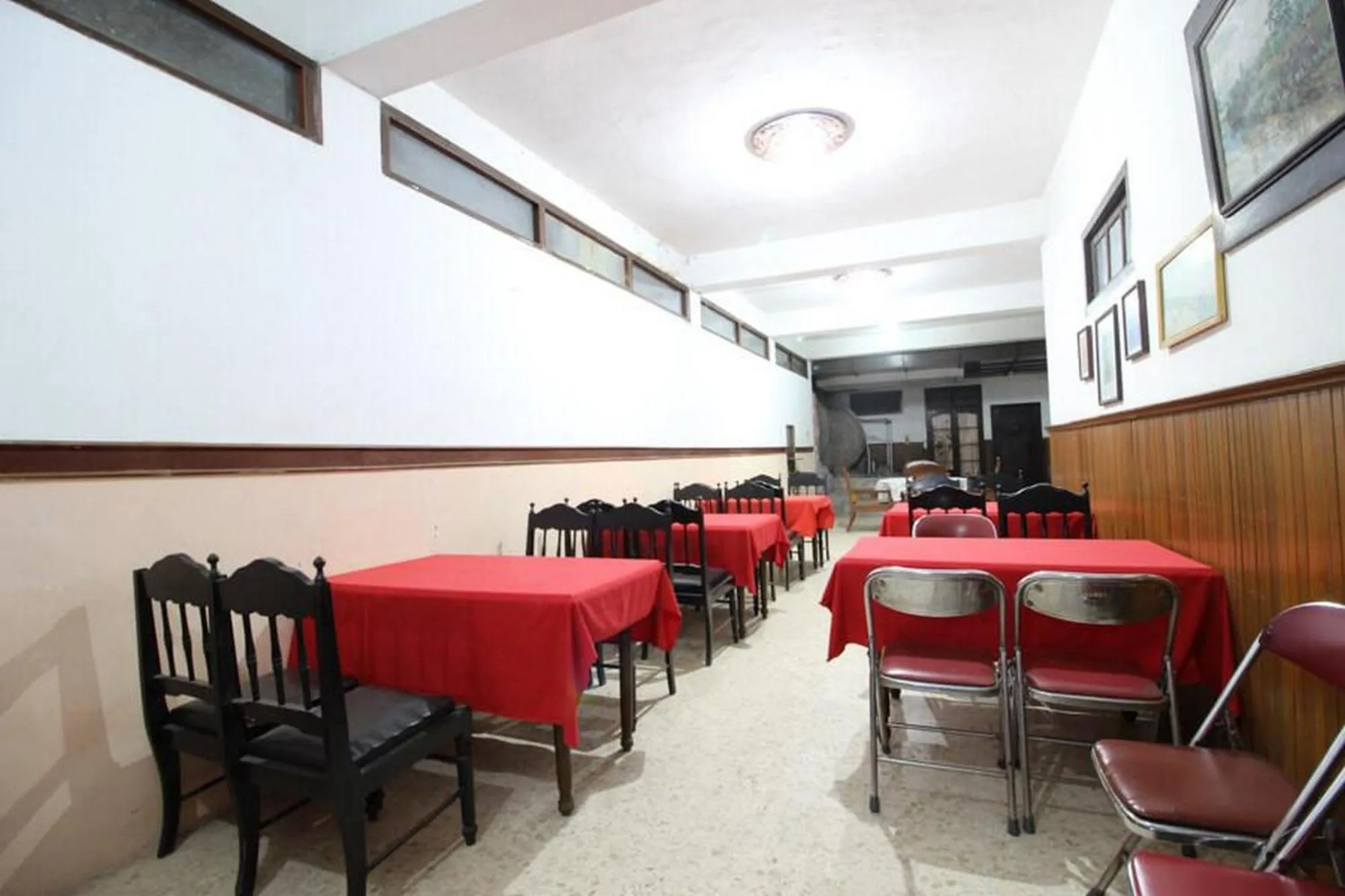 Restaurant/places to eat in RedDoorz @ Mantrijeron 2