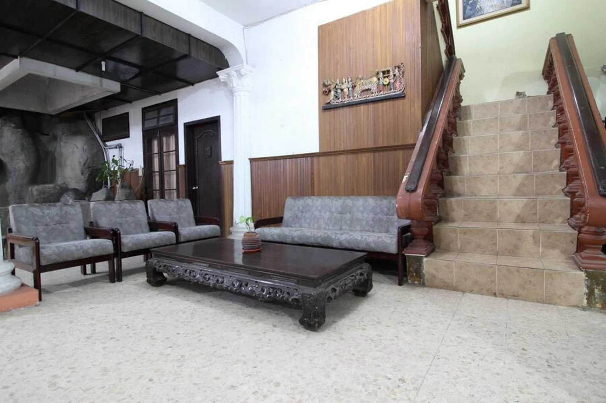 Seating area in RedDoorz @ Mantrijeron 2