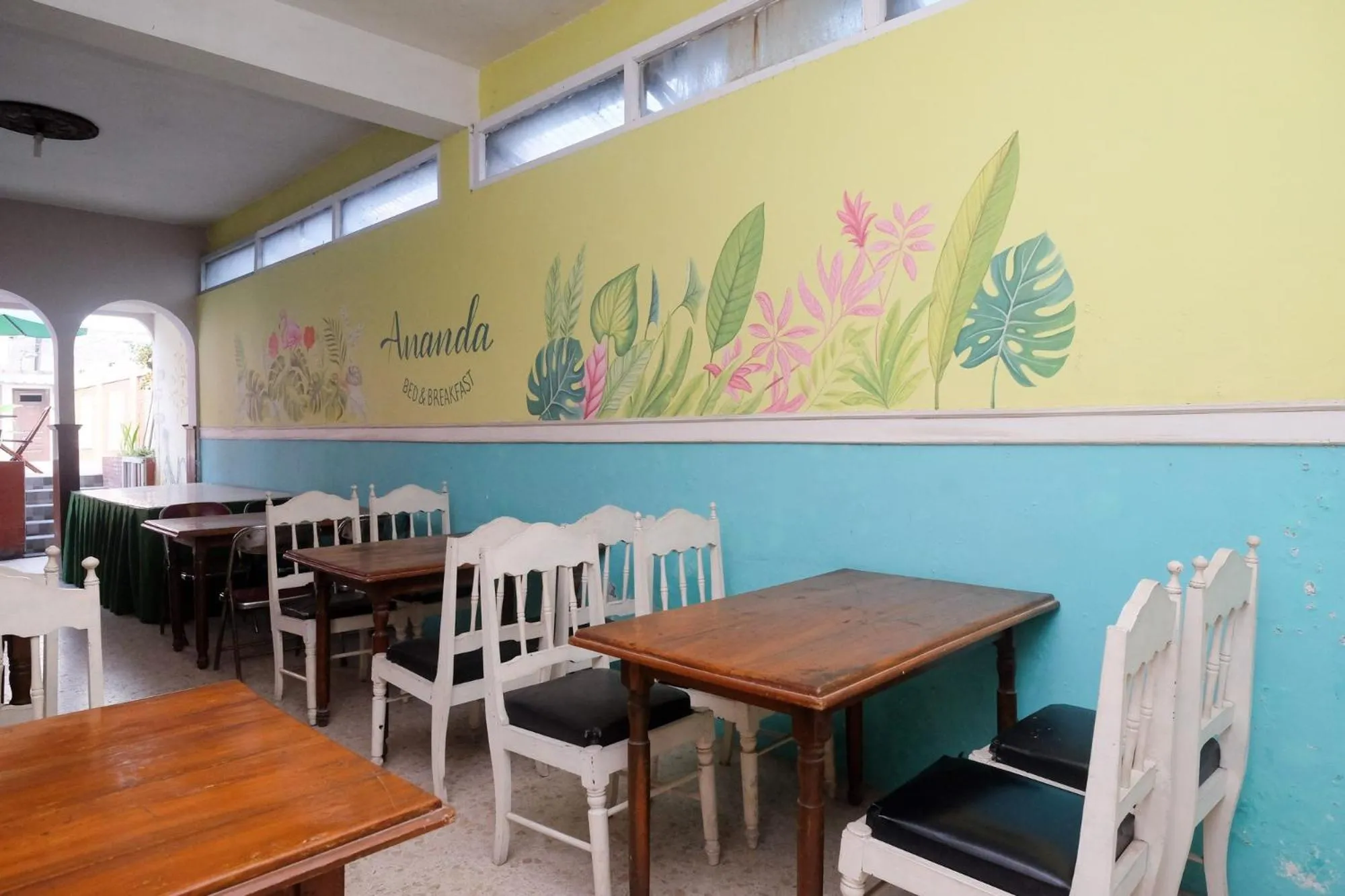 Seating area in RedDoorz @ Mantrijeron 2