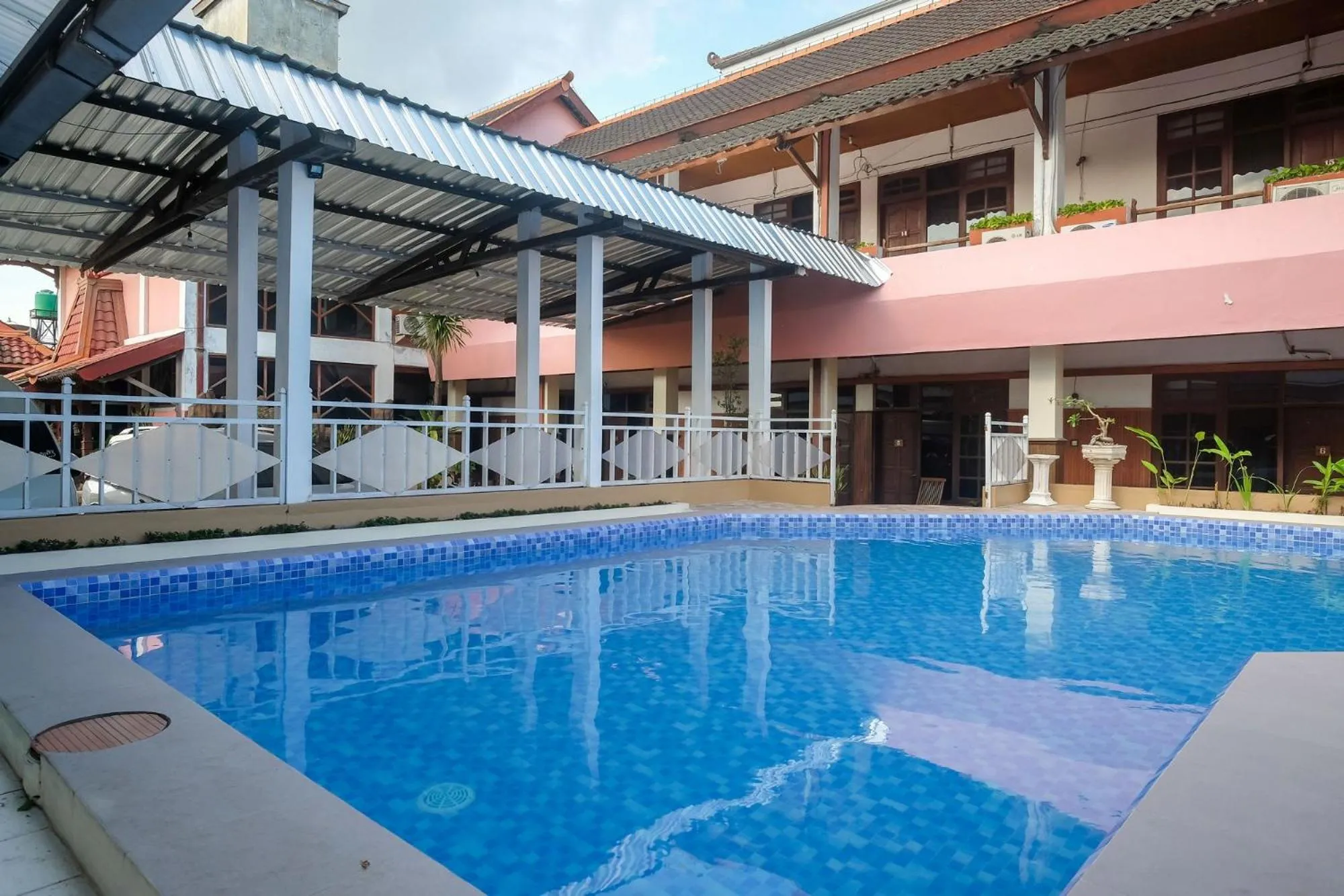 Pool view in RedDoorz @ Mantrijeron 2