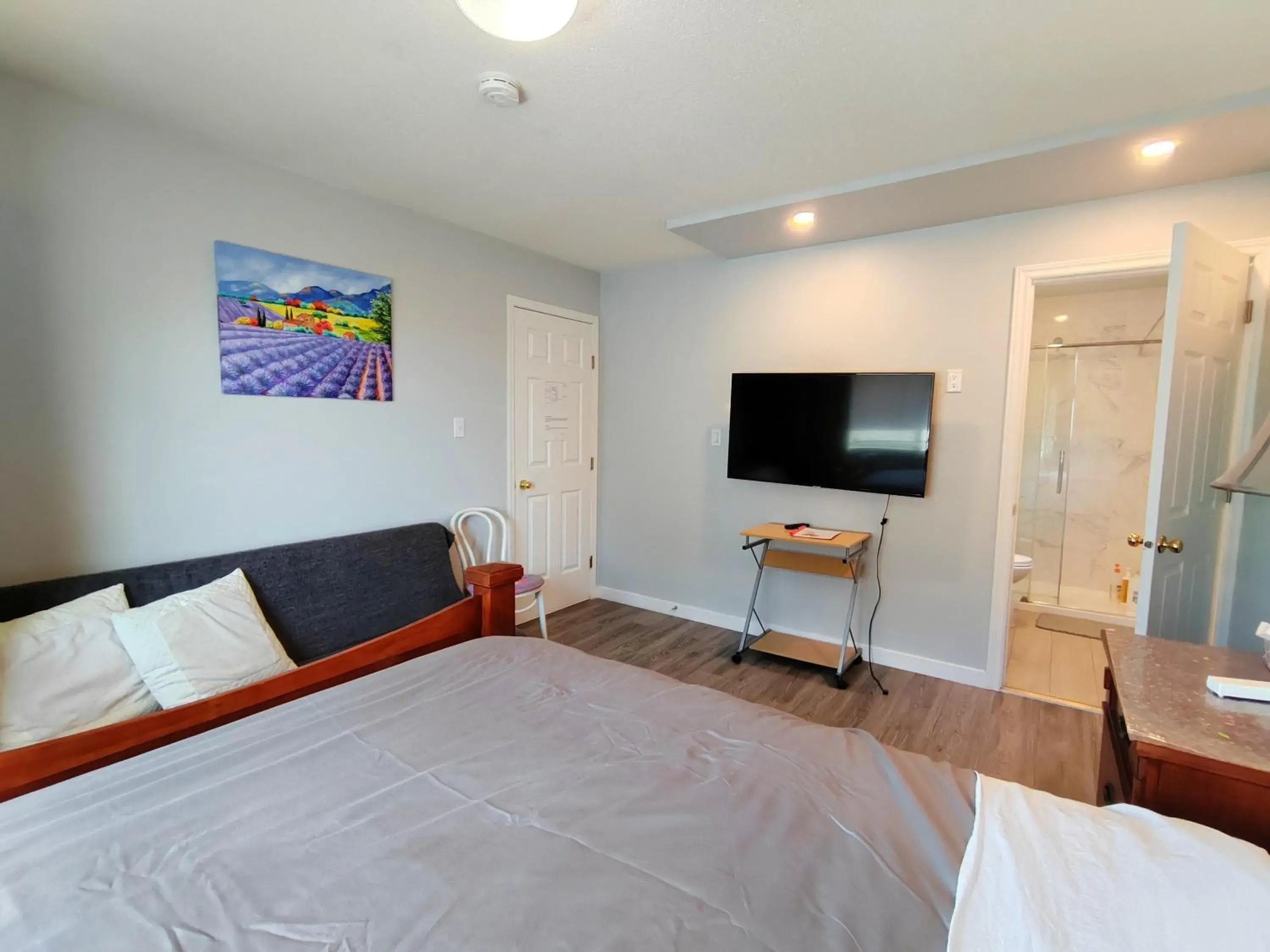 Photo of the whole room, Bed in Bed Plus YVR Photo of the whole room, Bed in Bed Plus YVR