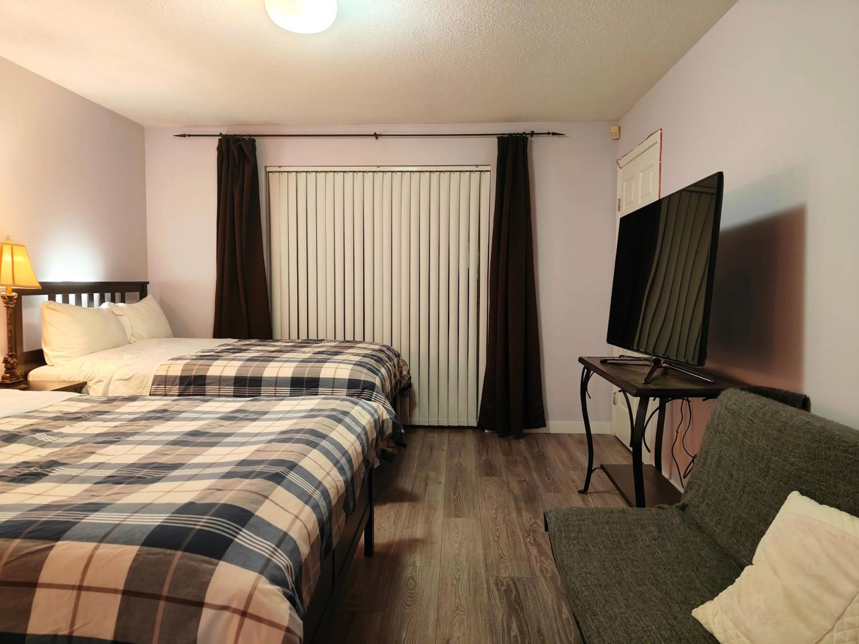 Photo of the whole room, Bed in Bed Plus YVR