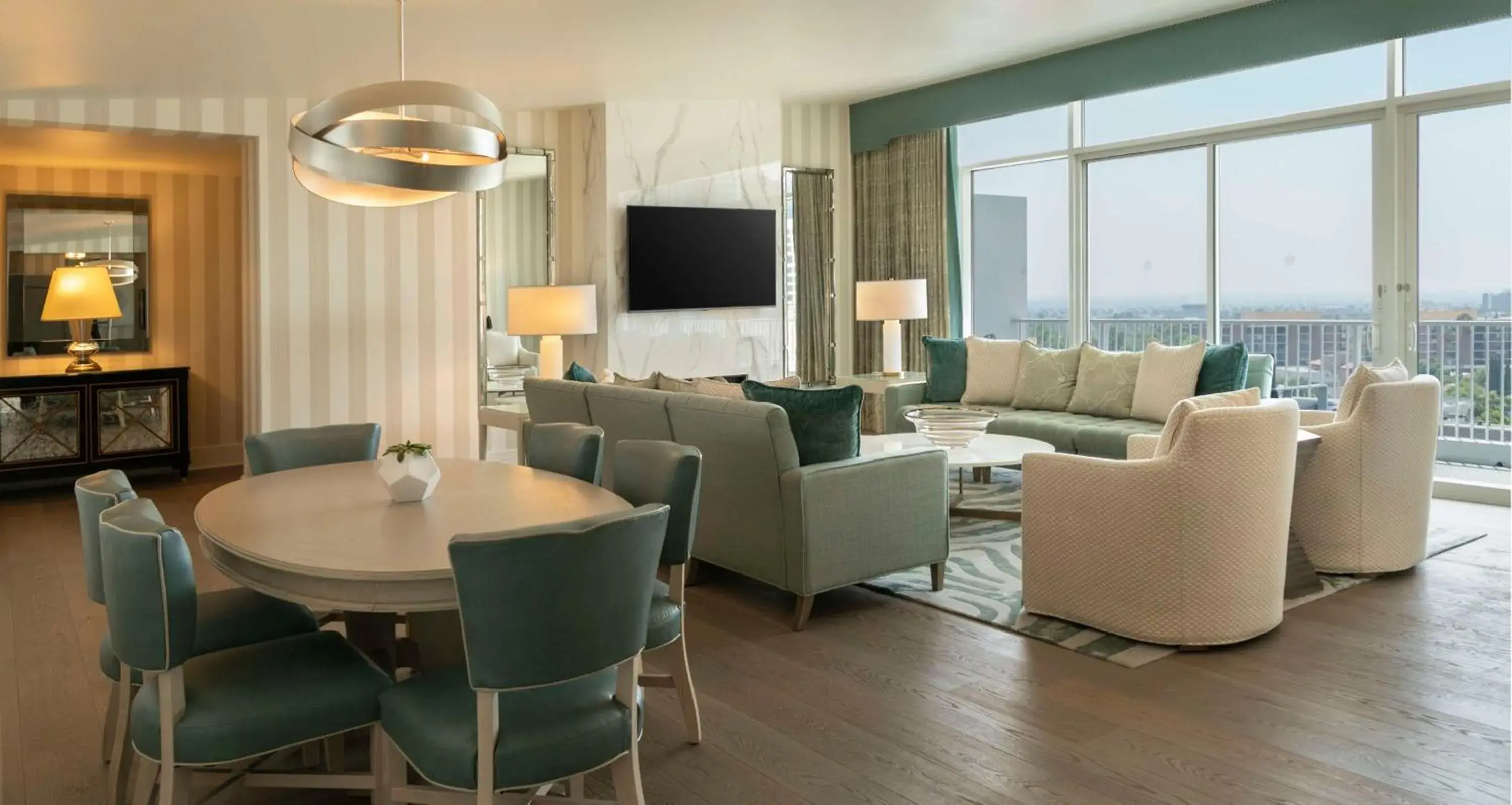 One-Bedroom Penthouse King Suite in The Beverly Hilton One-Bedroom Penthouse King Suite in The Beverly Hilton