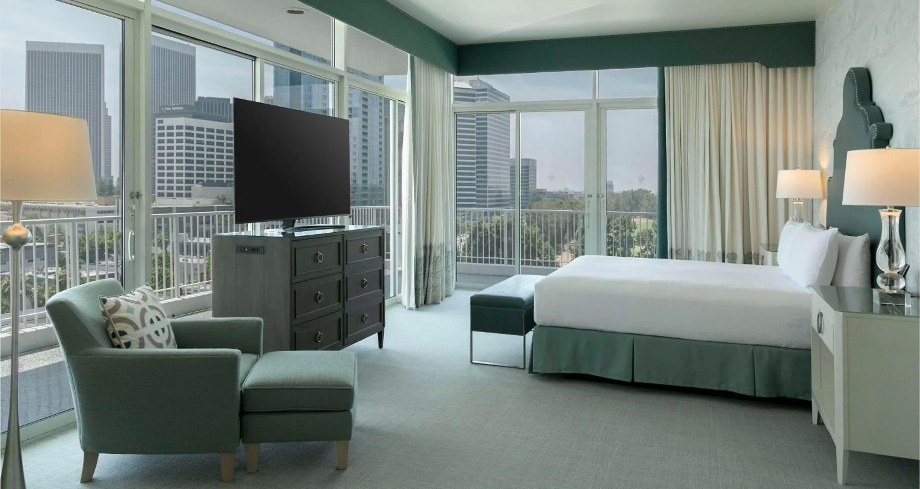 Living room, Bed in The Beverly Hilton