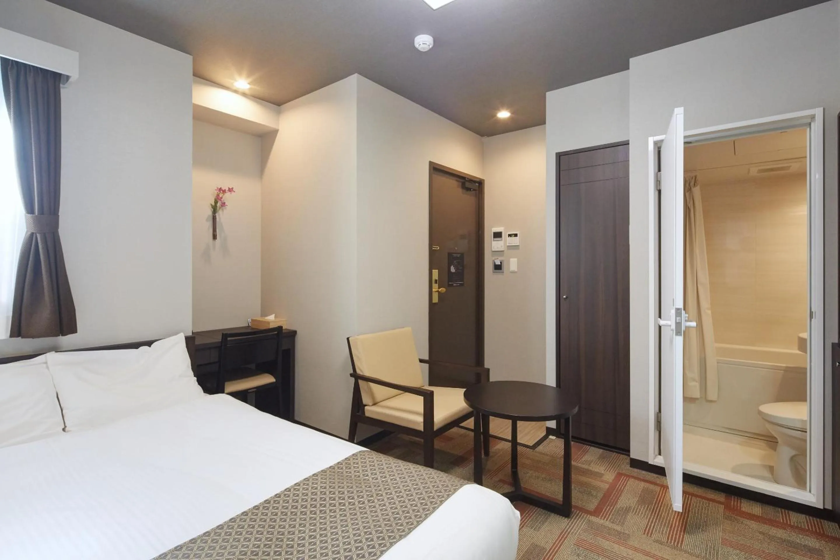 Bathroom, Bed in Hotel Amaterrace Nippombashi-higashi