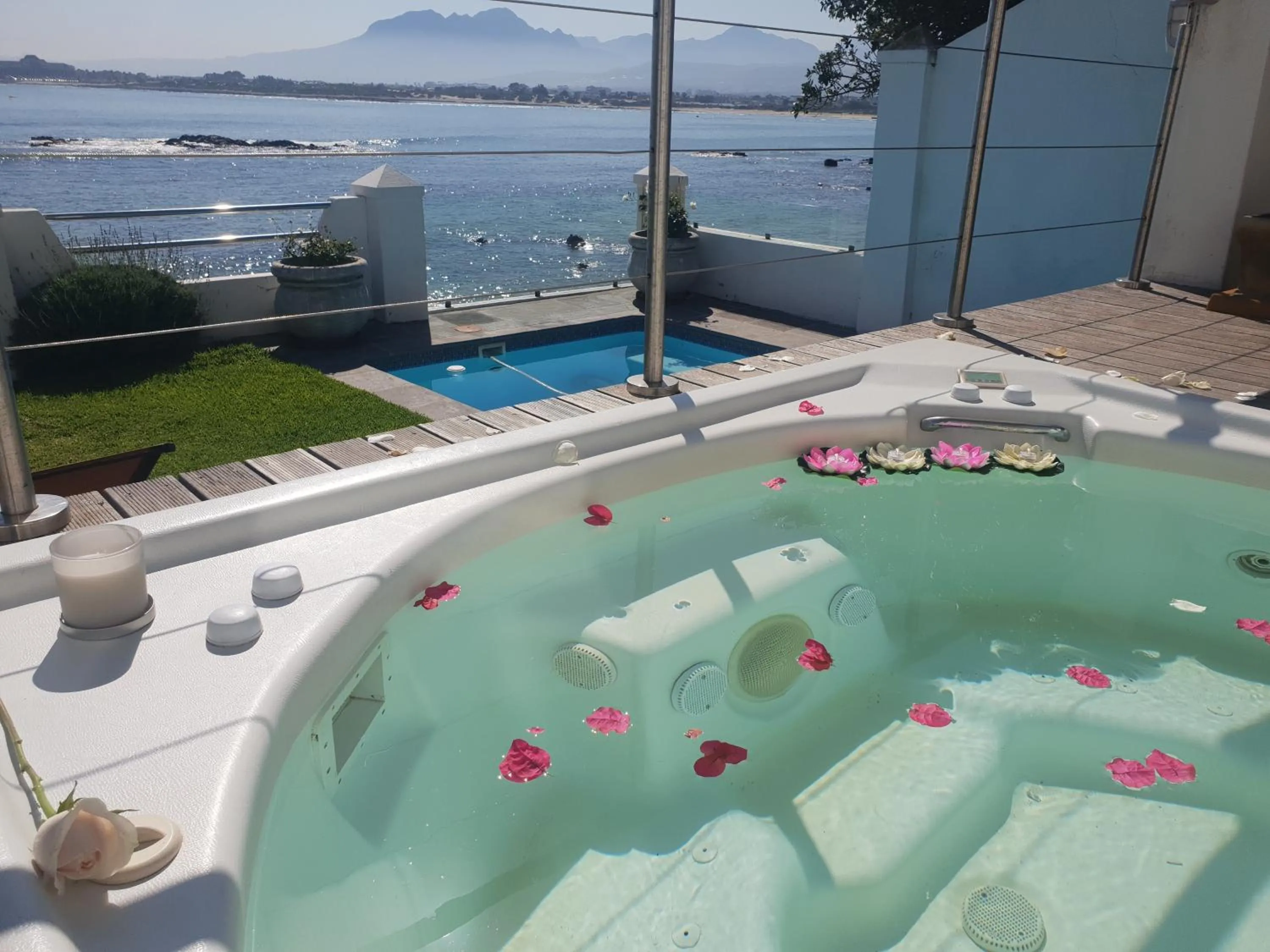 Westbank Private Beach Villa, 4 Bedrooms, Private pool, on the Beach!