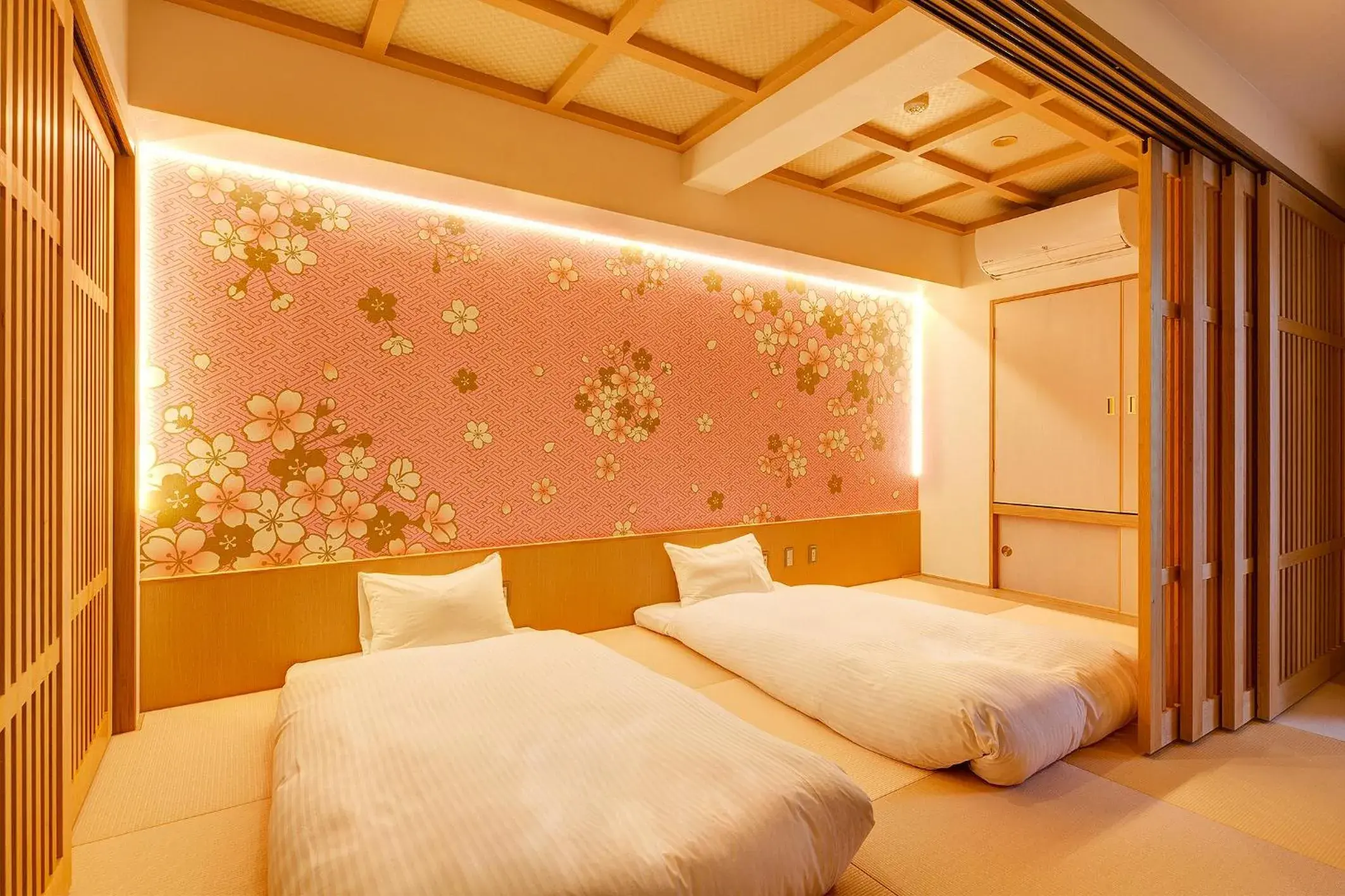 Japanese-Style Quadruple Room with Karaoke in Hotel Sanrriott Kitahama Japanese-Style Quadruple Room with Karaoke in Hotel Sanrriott Kitahama