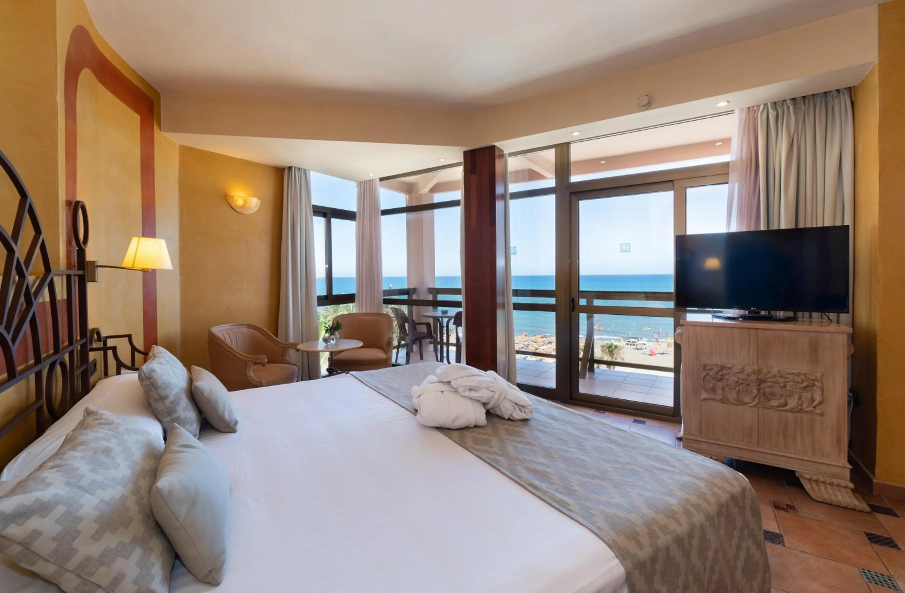 Communal lounge/ TV room, Bed in MS Amaragua