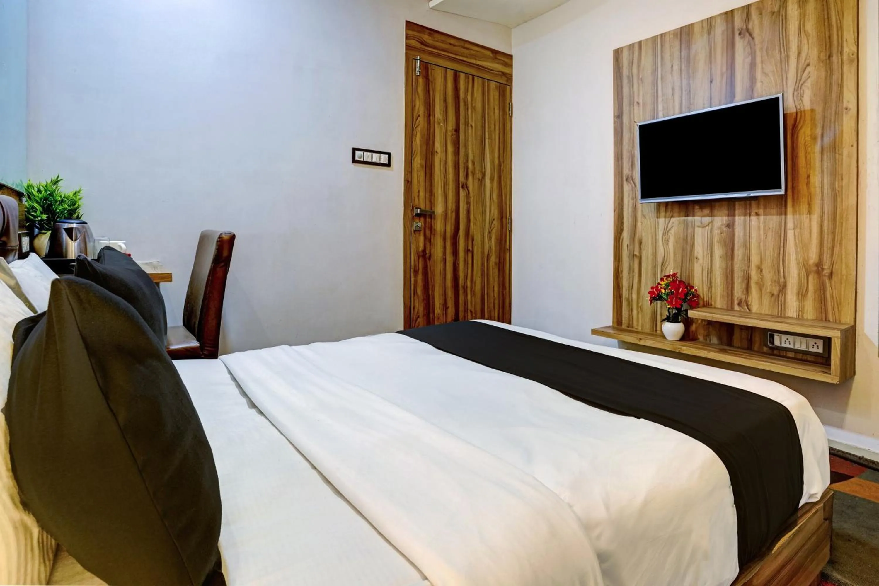 Bedroom, Bed in Hotel O Blue Inn Residence Near R City Mall