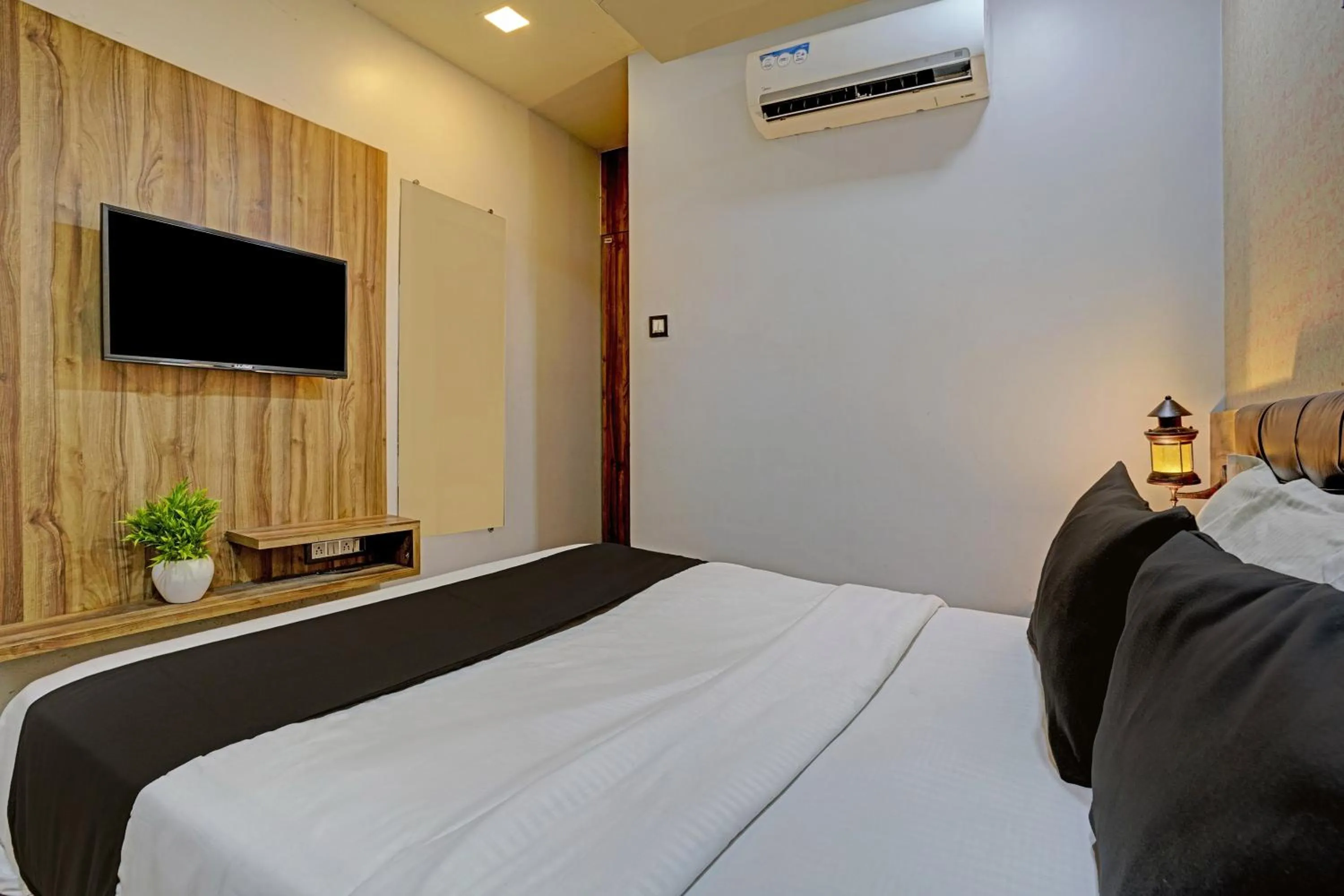 Bedroom, Bed in Hotel O Blue Inn Residence Near R City Mall