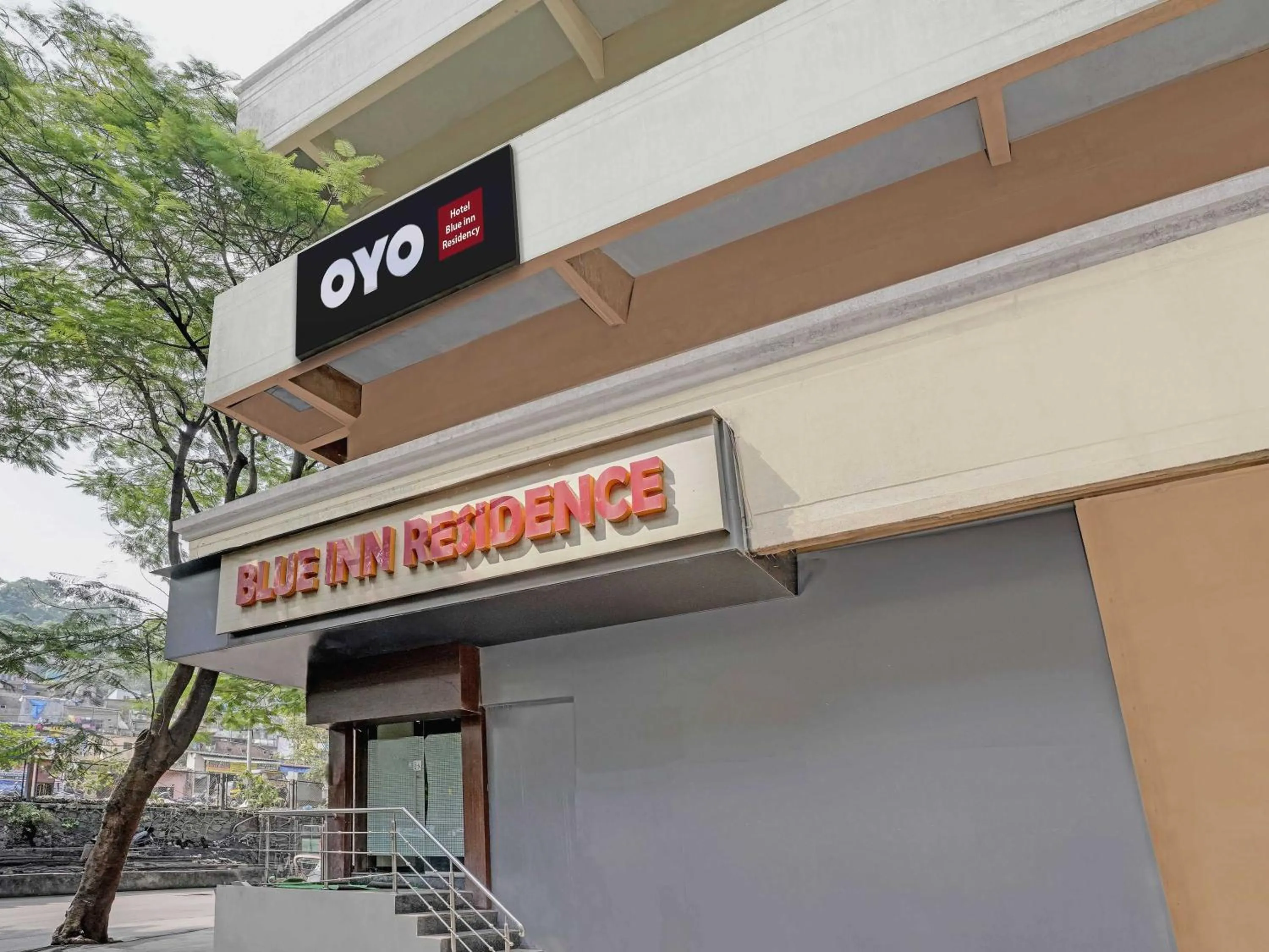 Facade/entrance in Hotel O Blue Inn Residence Near R City Mall