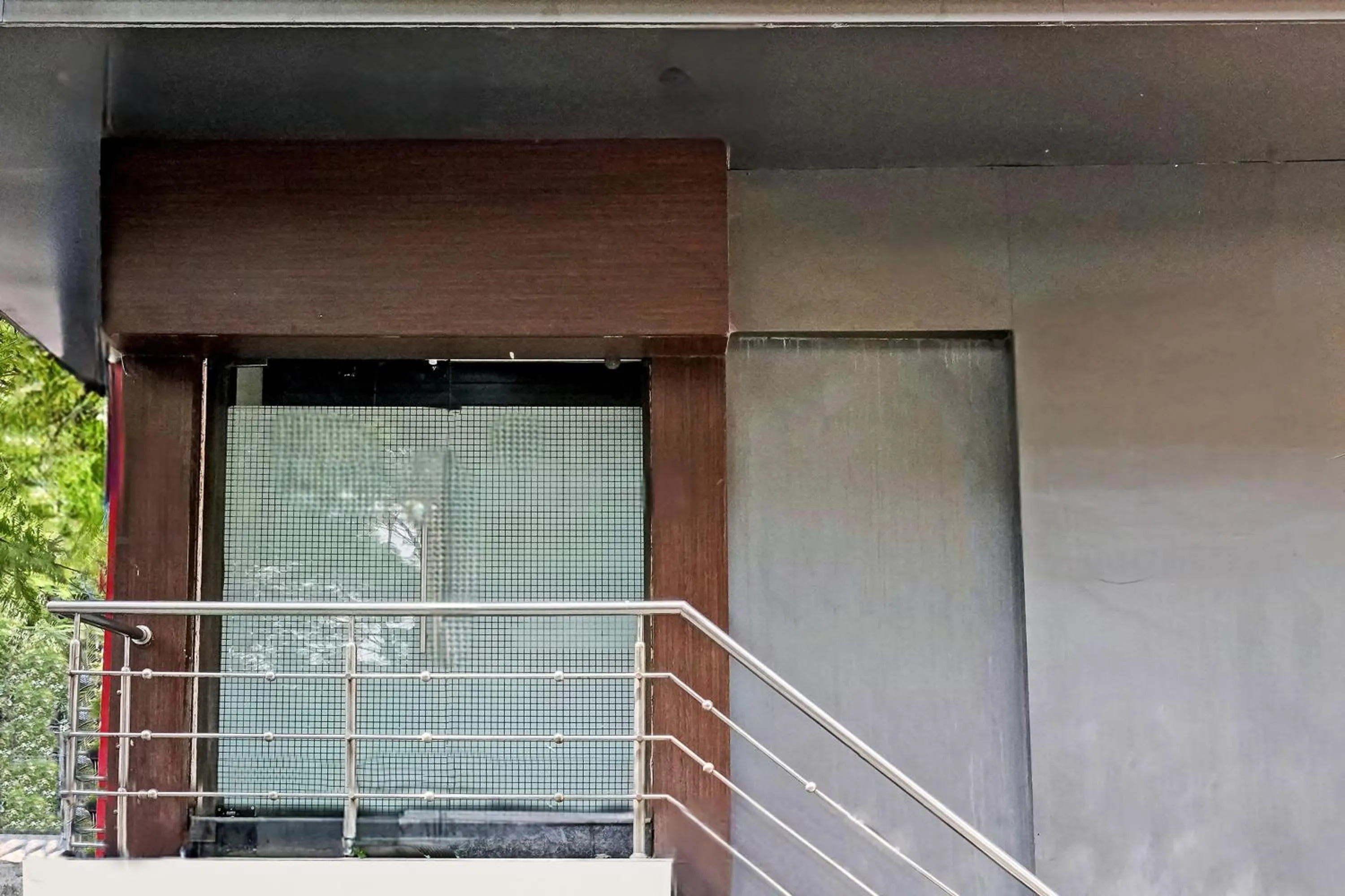 Facade/entrance in Hotel O Blue Inn Residence Near R City Mall