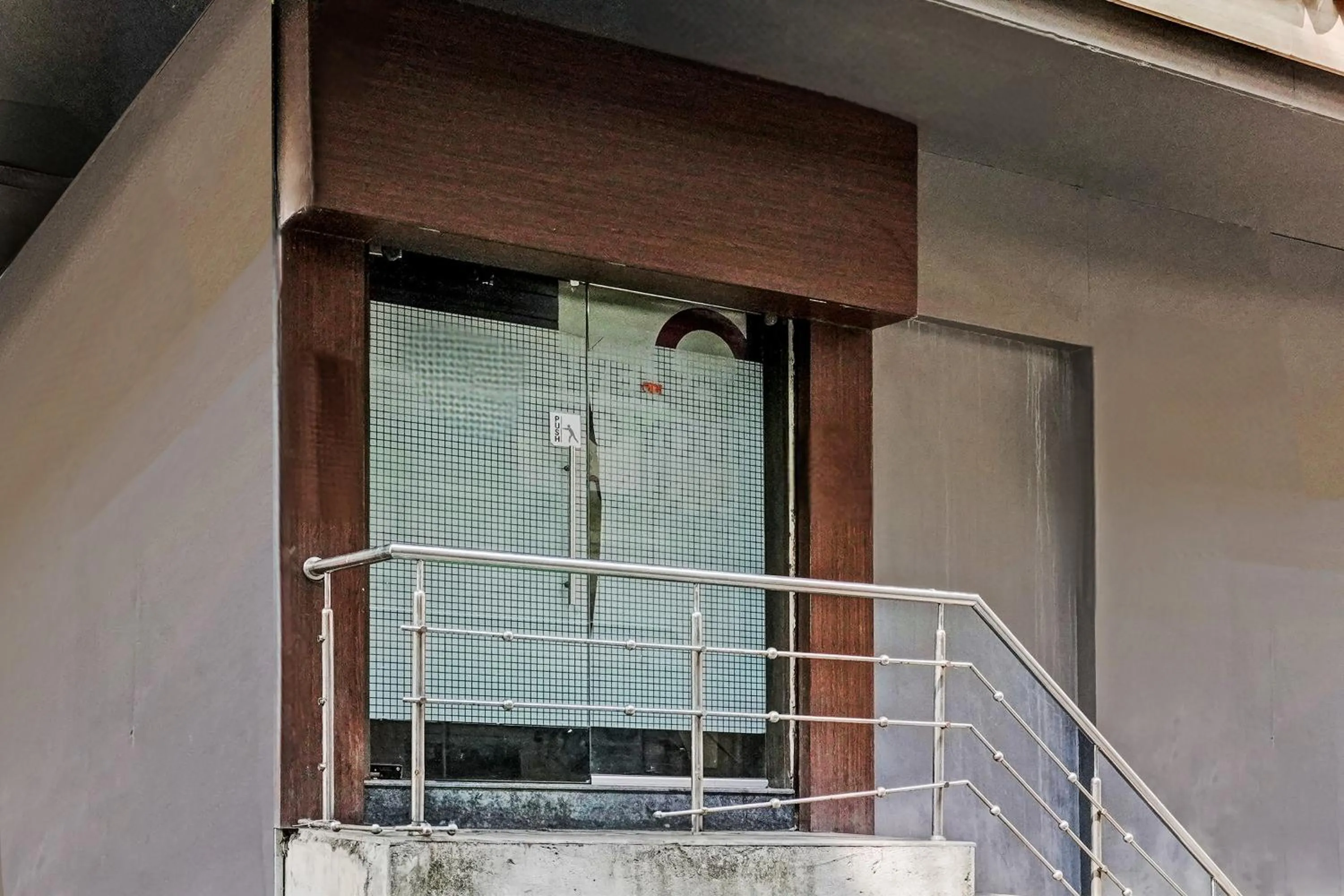 Facade/entrance in Hotel O Blue Inn Residence Near R City Mall