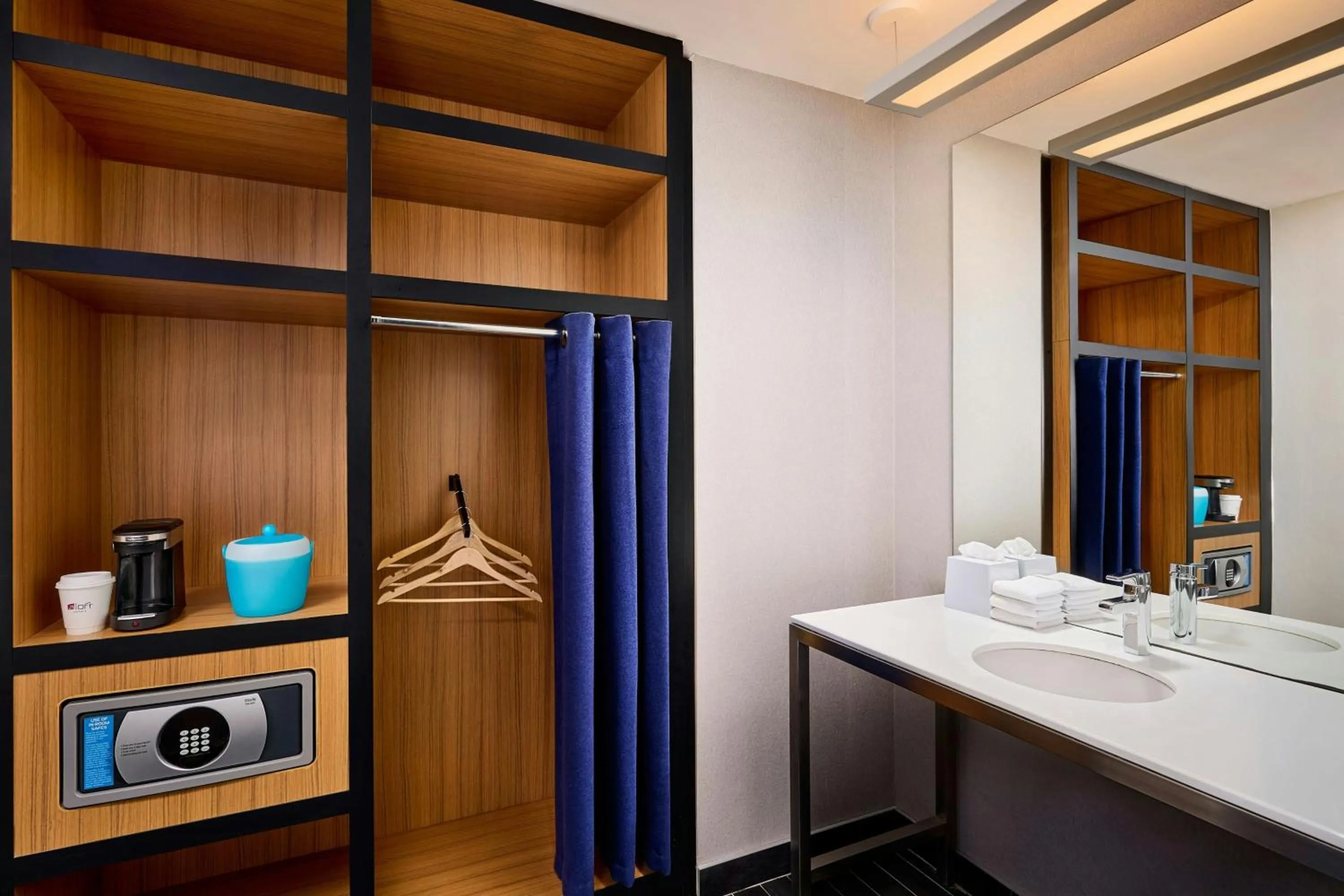 Bathroom, Bed in Aloft Vaughan Mills