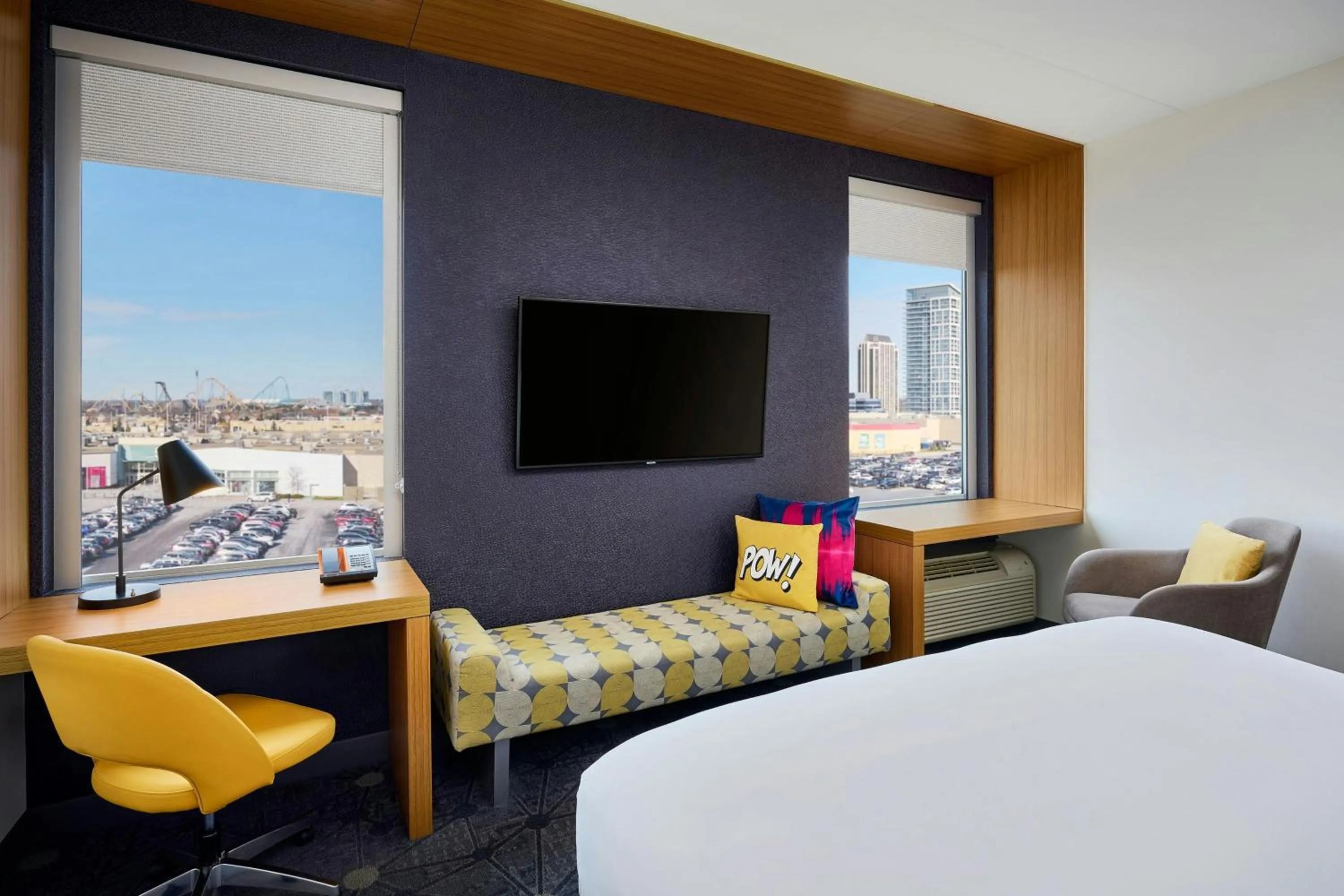 Photo of the whole room, Bed in Aloft Vaughan Mills