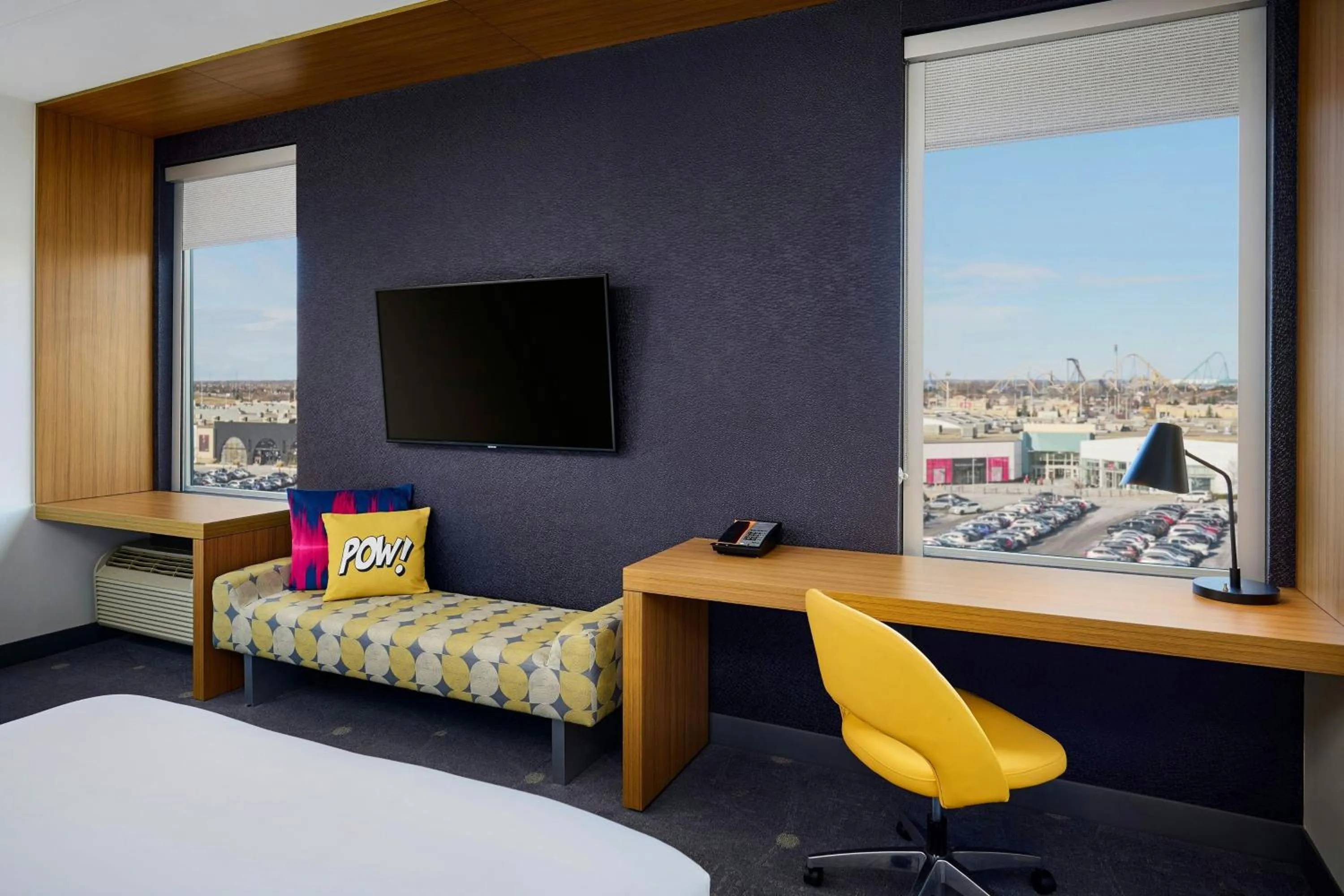 Photo of the whole room, Bed in Aloft Vaughan Mills
