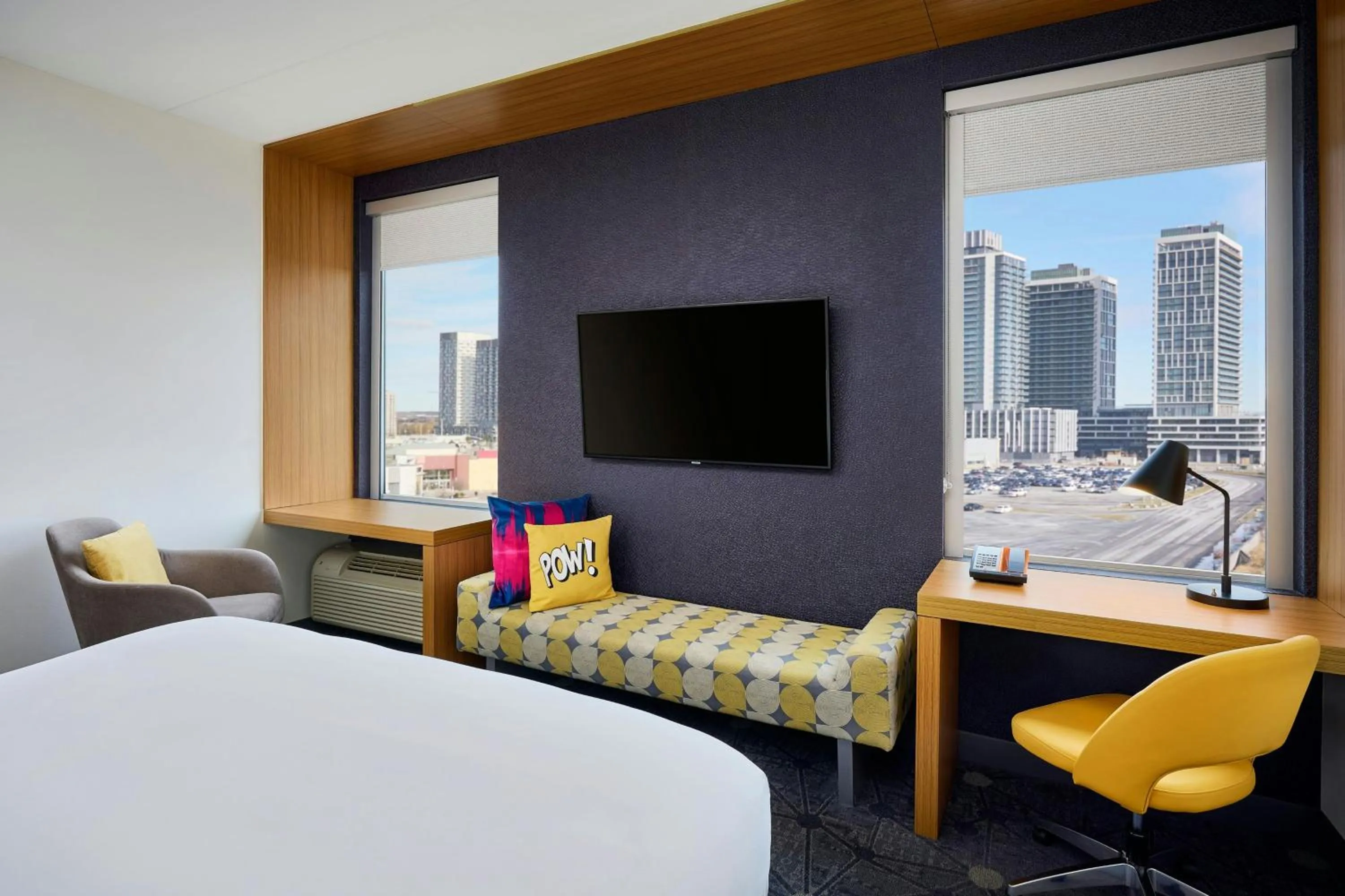 Photo of the whole room, Bed in Aloft Vaughan Mills