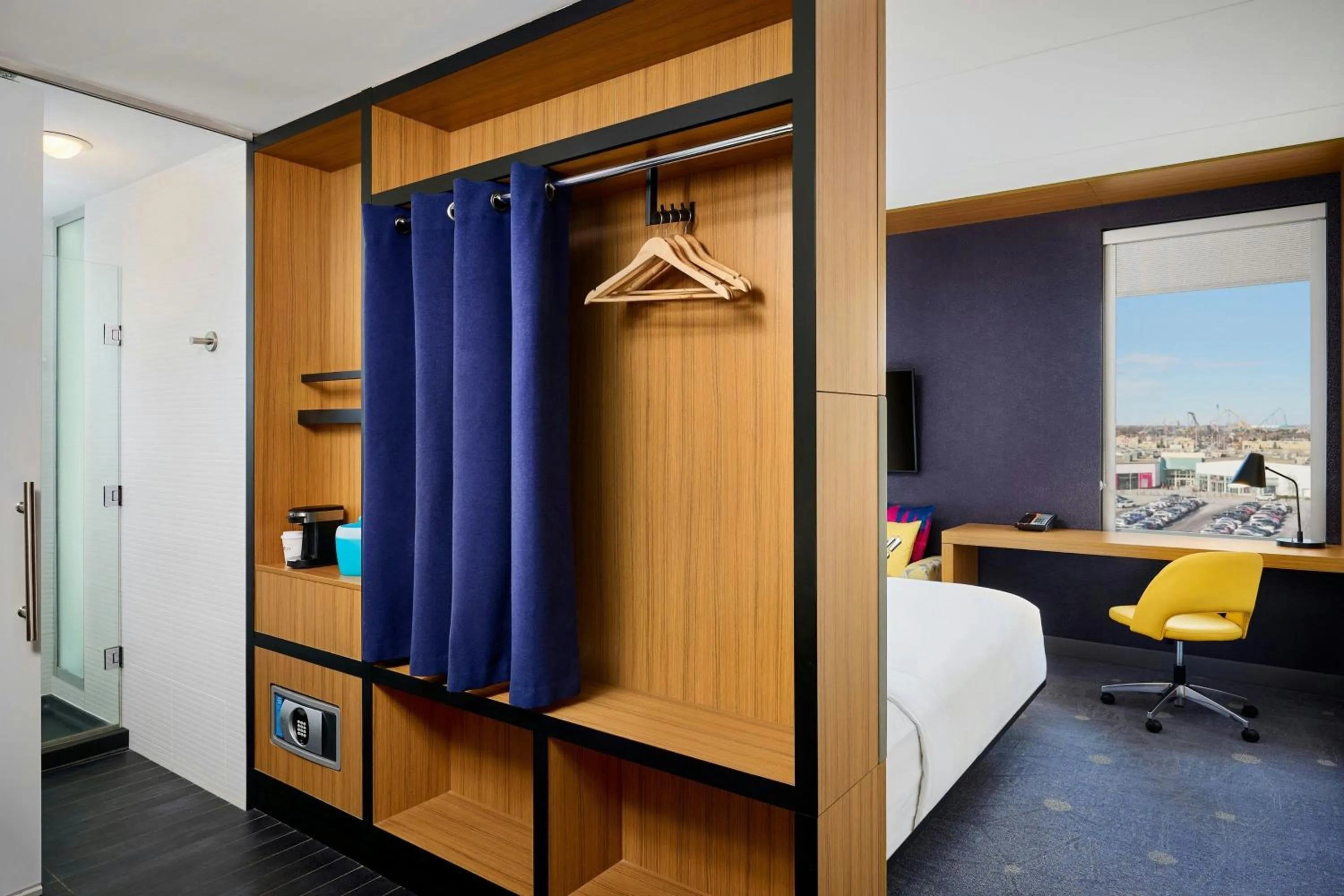 Photo of the whole room, Bed in Aloft Vaughan Mills