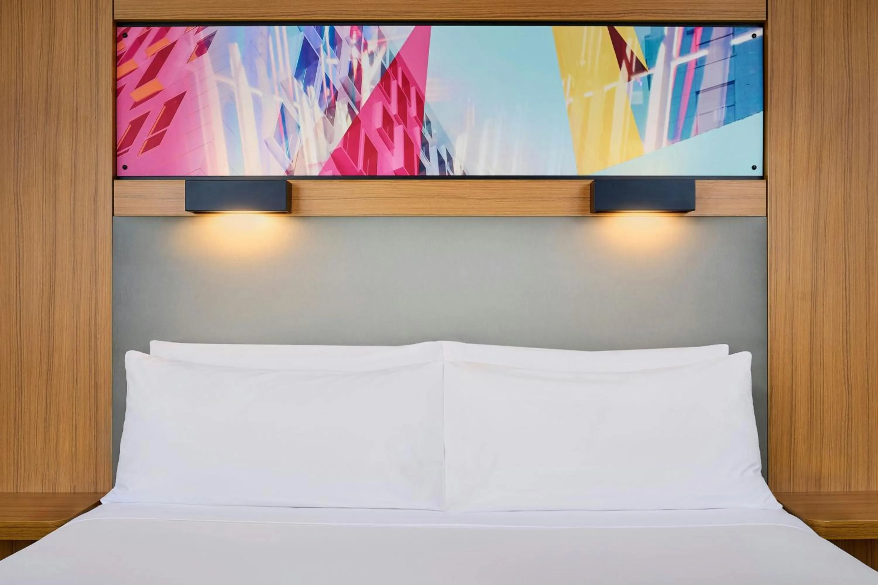 Photo of the whole room, Bed in Aloft Vaughan Mills