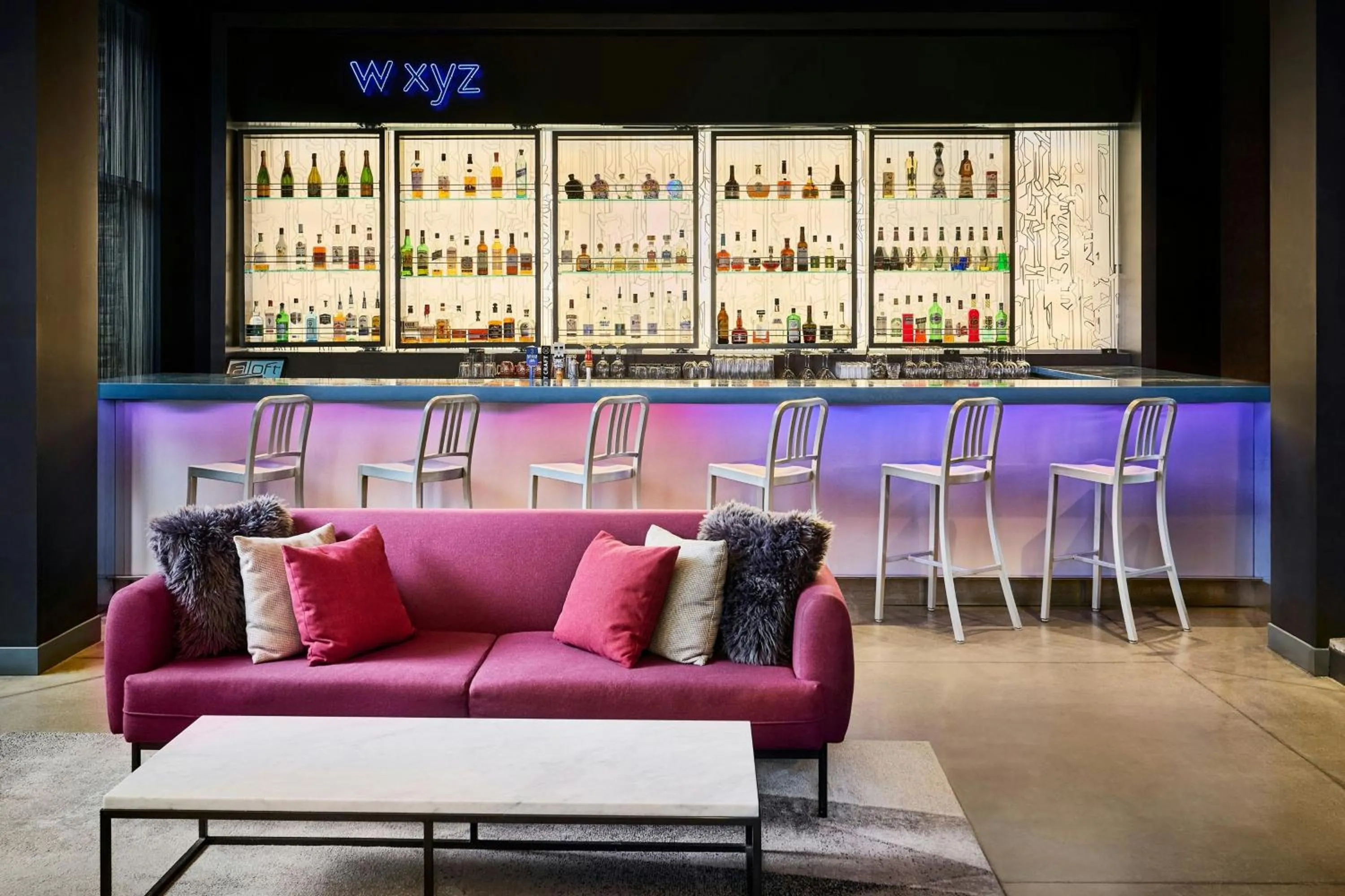 Lounge or bar in Aloft Vaughan Mills