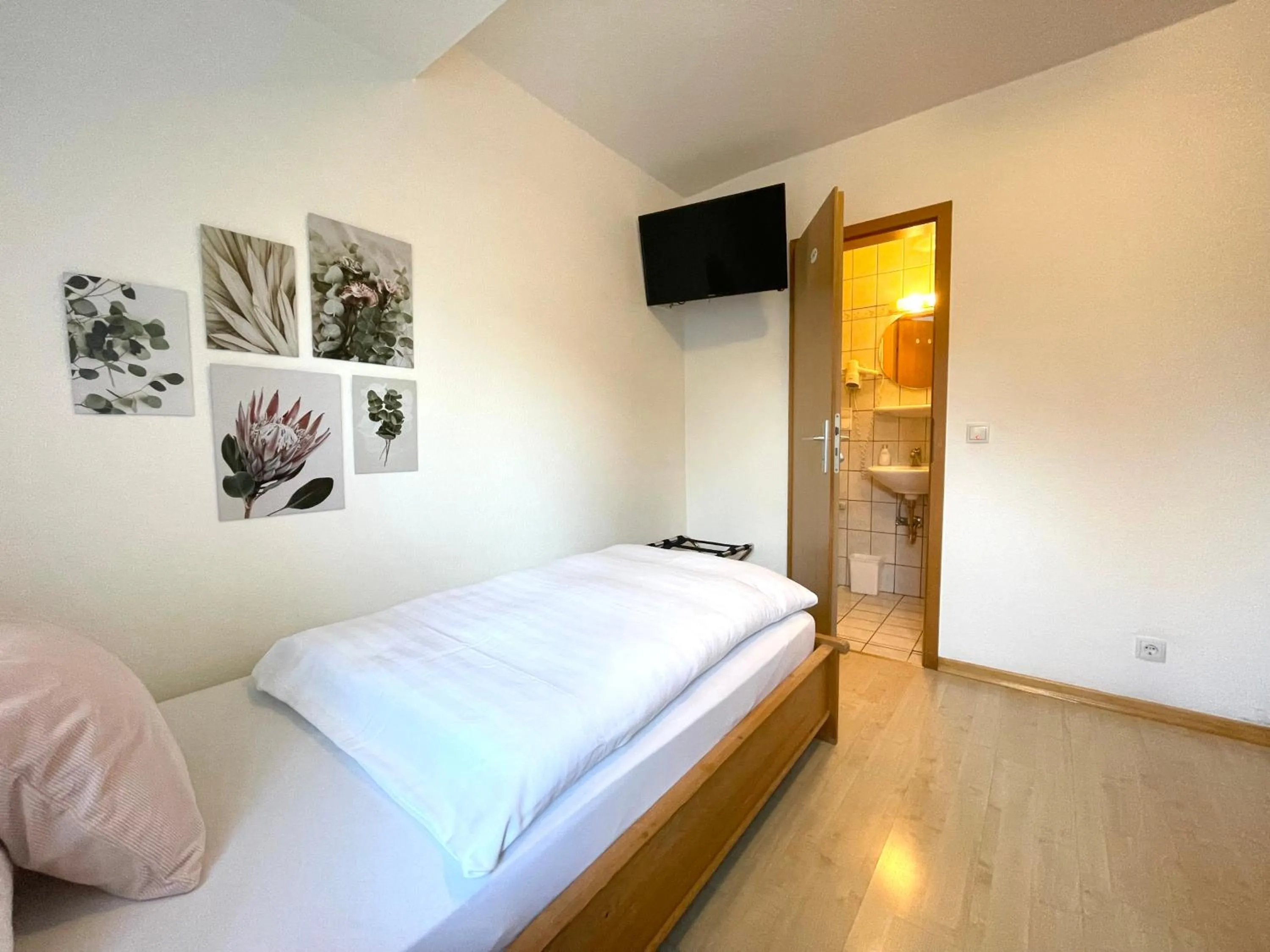 Photo of the whole room, Bed in Hotel-Pension Hommen