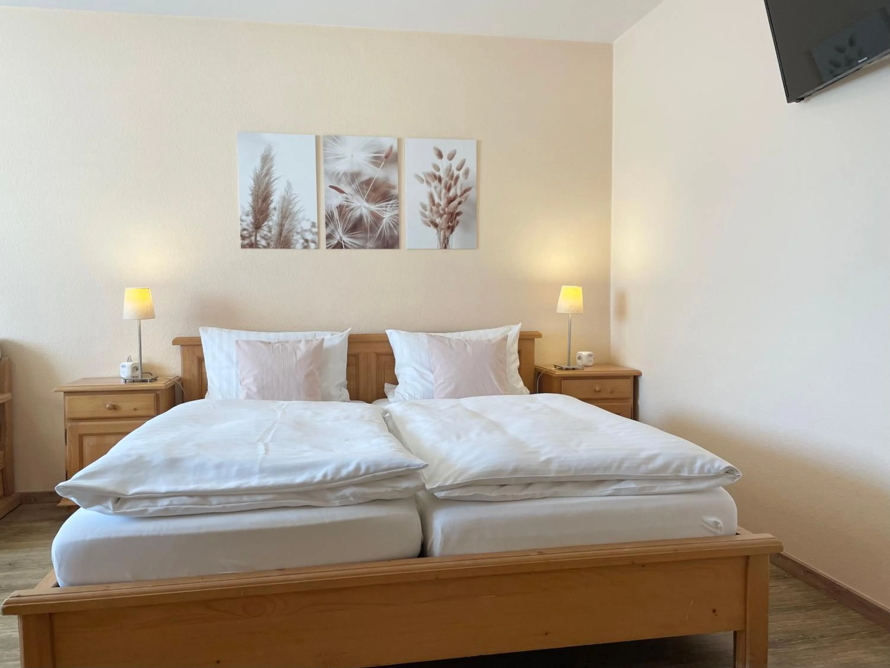 Bed in Hotel-Pension Hommen