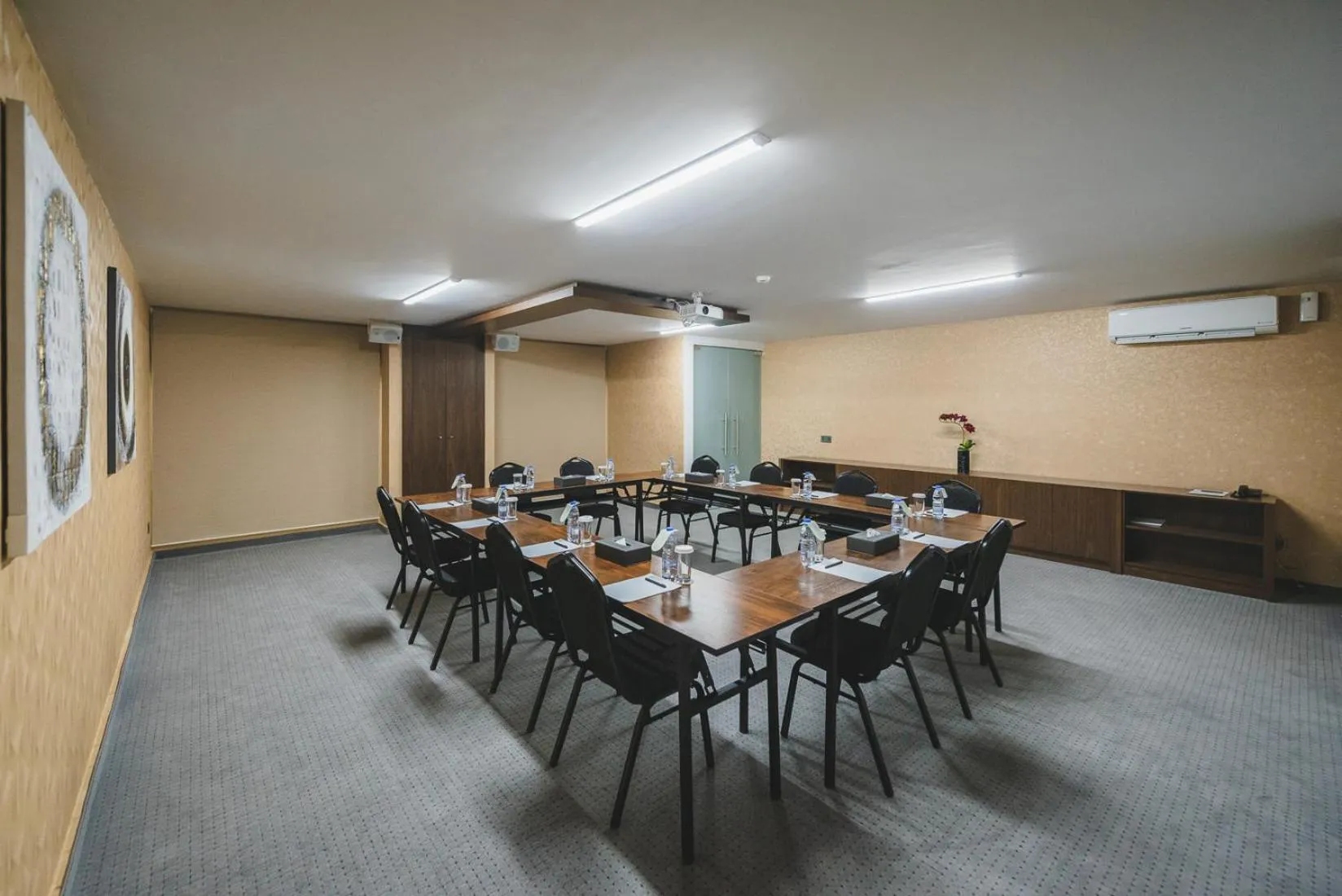 Business facilities in Louis V Hotel Beirut