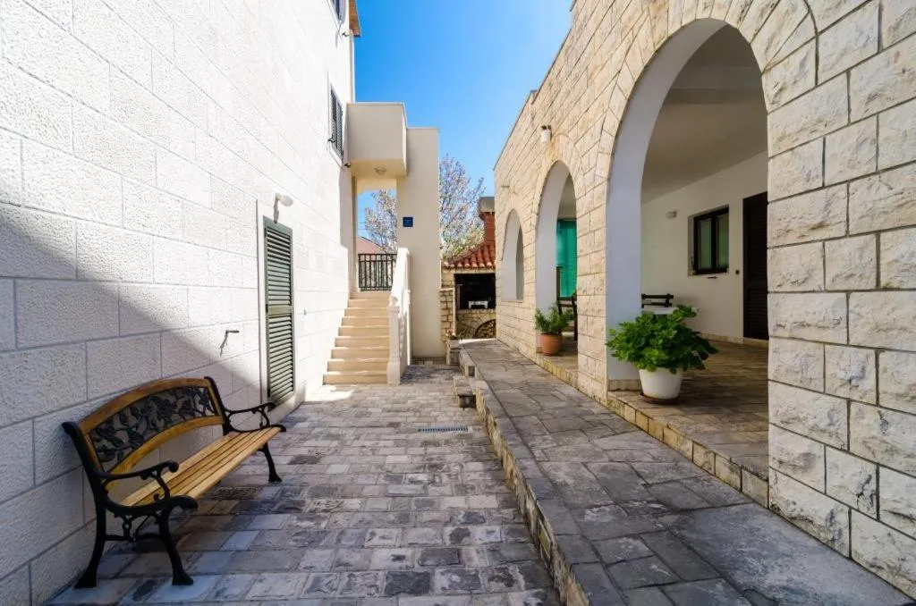 Facade/entrance in Cina Apartments