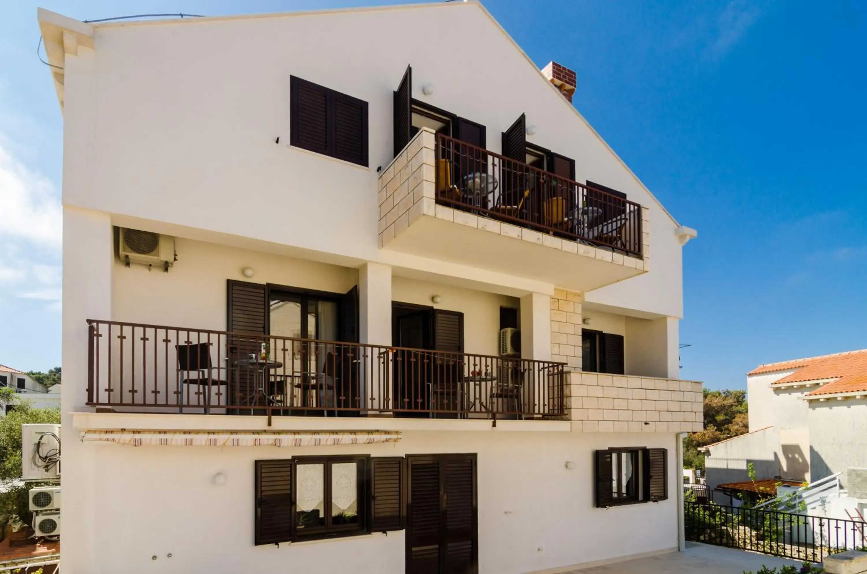 Property building in Cina Apartments Property building in Cina Apartments