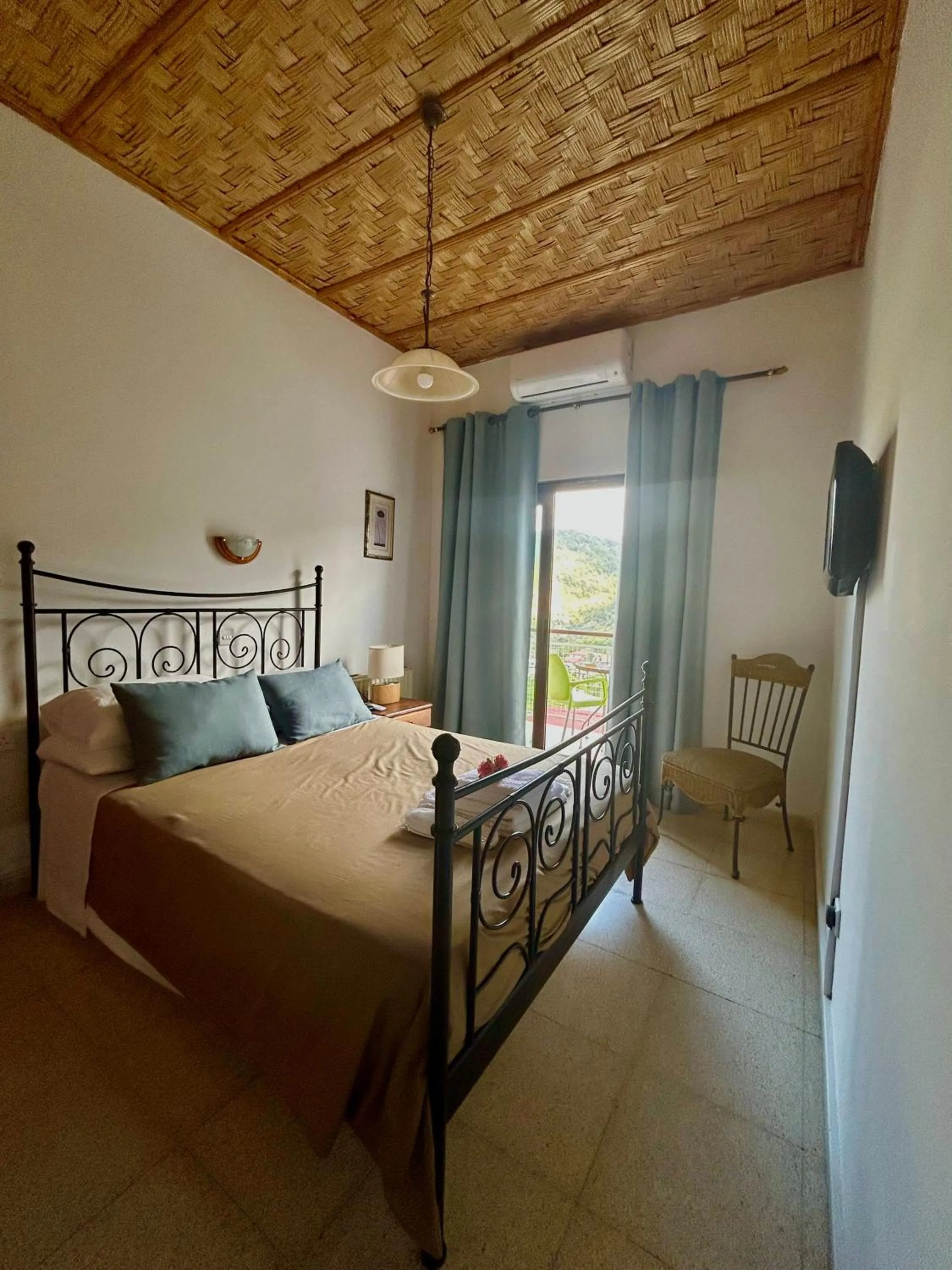 Bed in Two Flowers Hotel