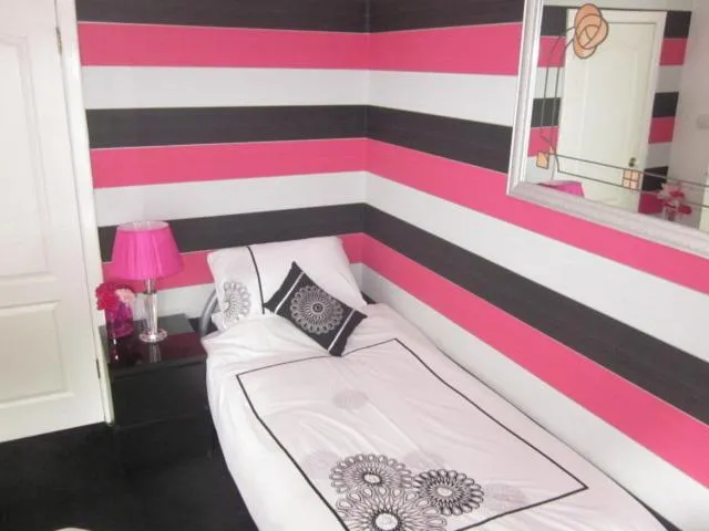 Small Twin Room with Shared Bathroom - single occupancy in Three Bridges Bed & Breakfast