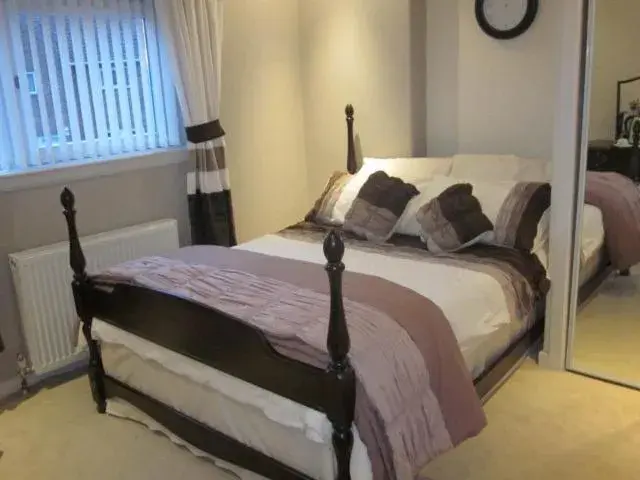Double Room with Shared Bathroom - single occupancy in Three Bridges Bed & Breakfast Double Room with Shared Bathroom - single occupancy in Three Bridges Bed & Breakfast