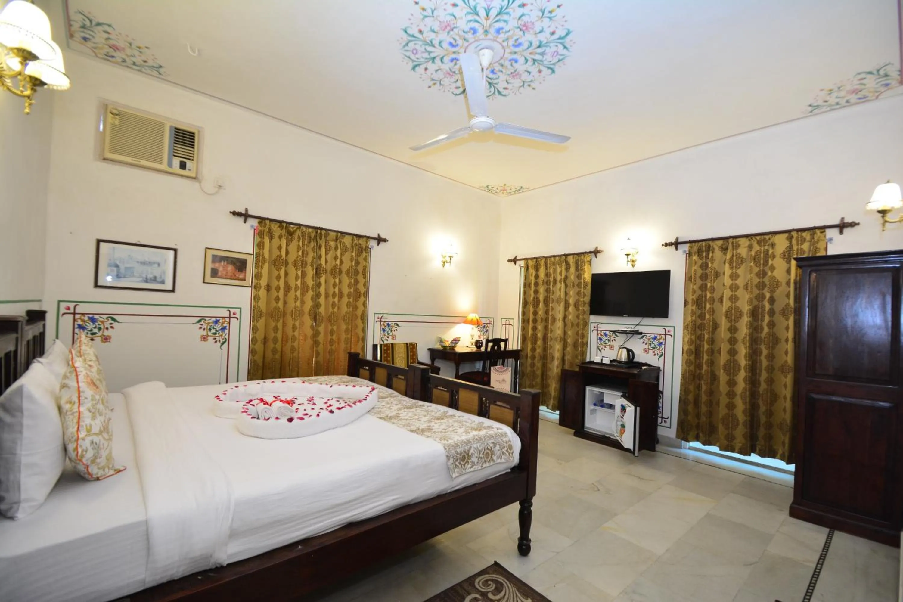 Bed in Mahal Khandela-A Heritage Hotel In Jaipur City Center