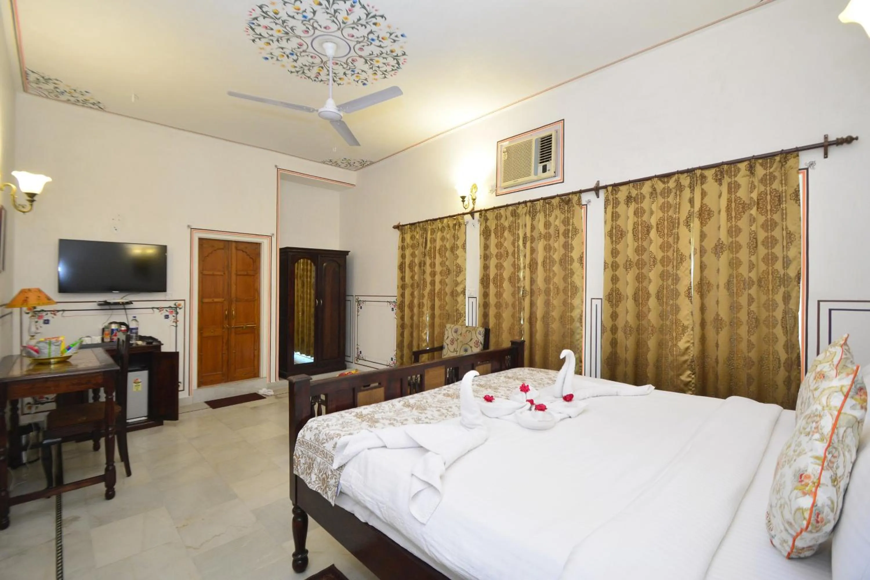 Bed in Mahal Khandela-A Heritage Hotel In Jaipur City Center