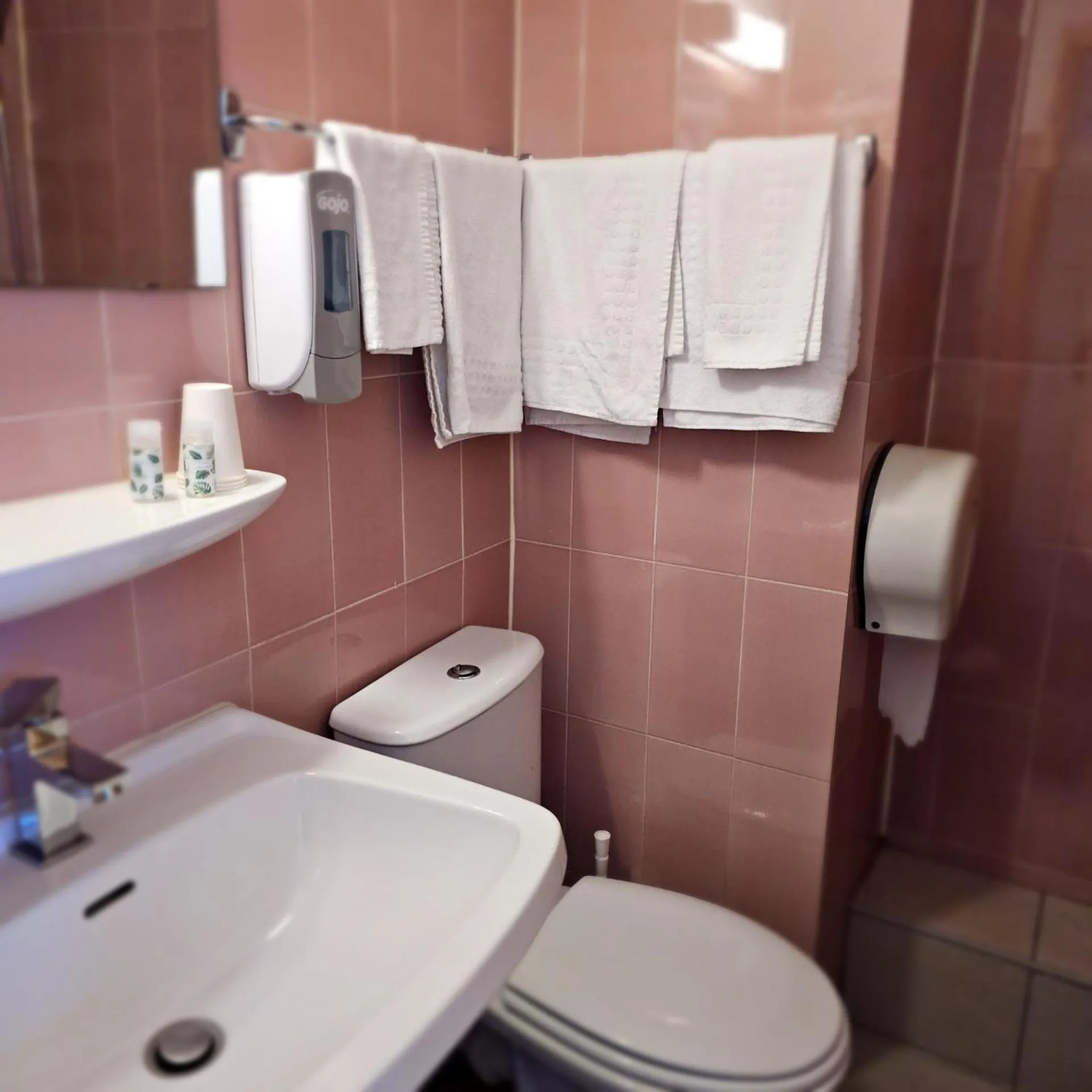 Bathroom in Hotel du Commerce et de Navarre