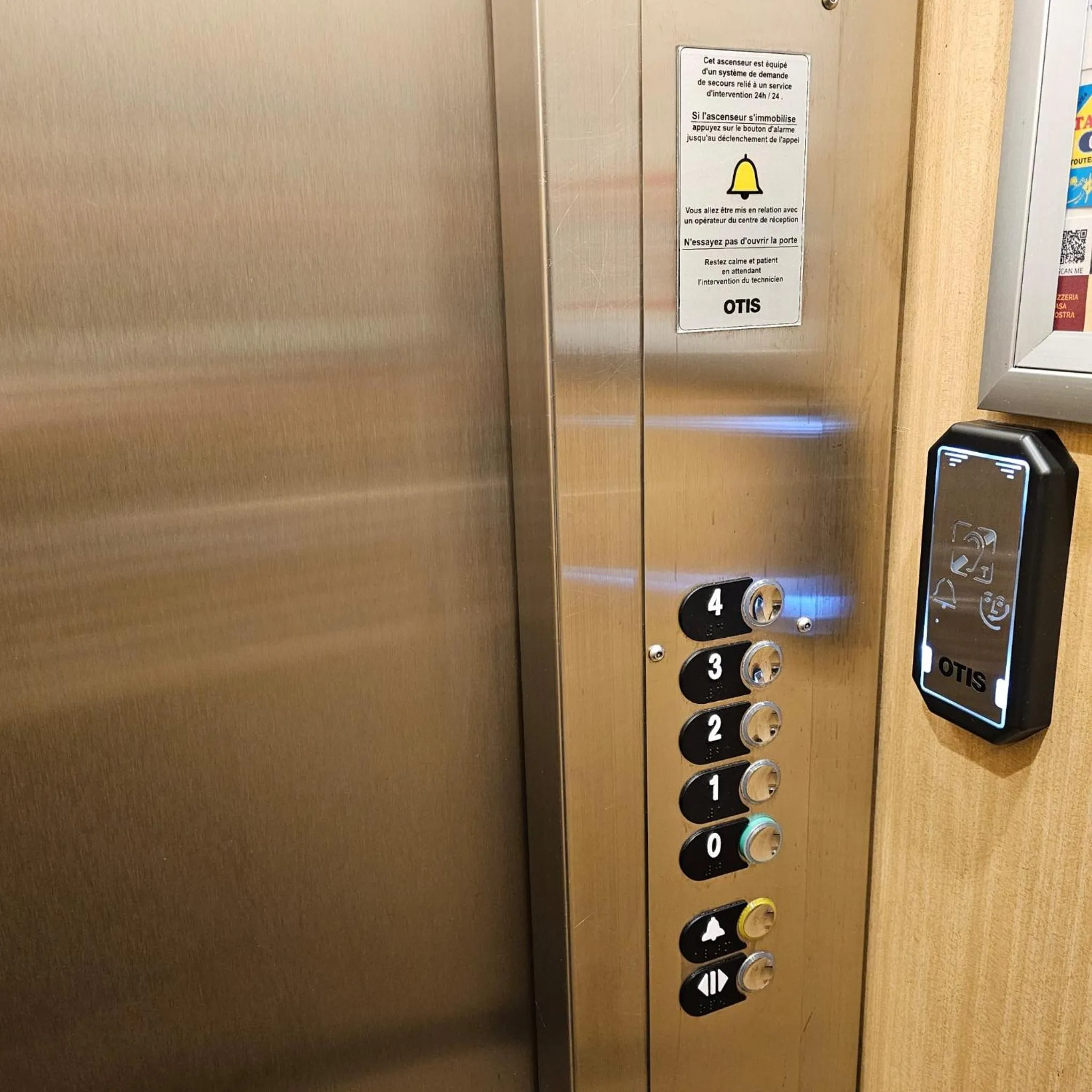 elevator in Hotel du Commerce et de Navarre