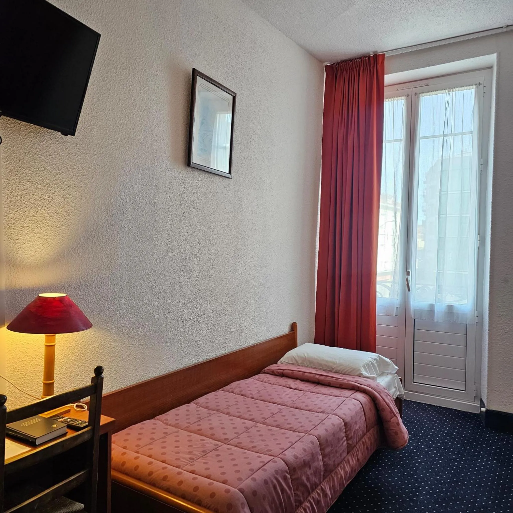 Bedroom, Bed in Hotel du Commerce et de Navarre