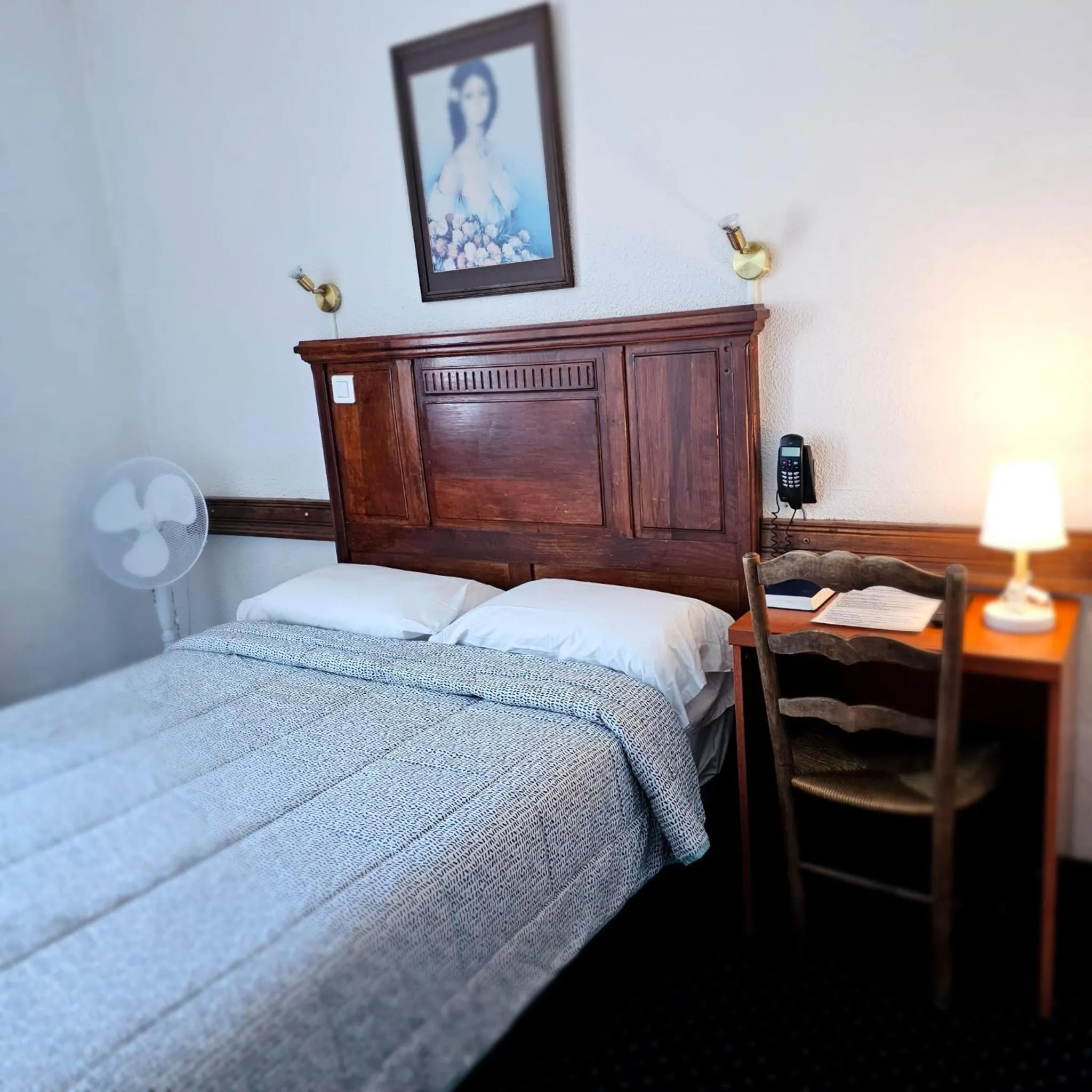 Bedroom, Bed in Hotel du Commerce et de Navarre