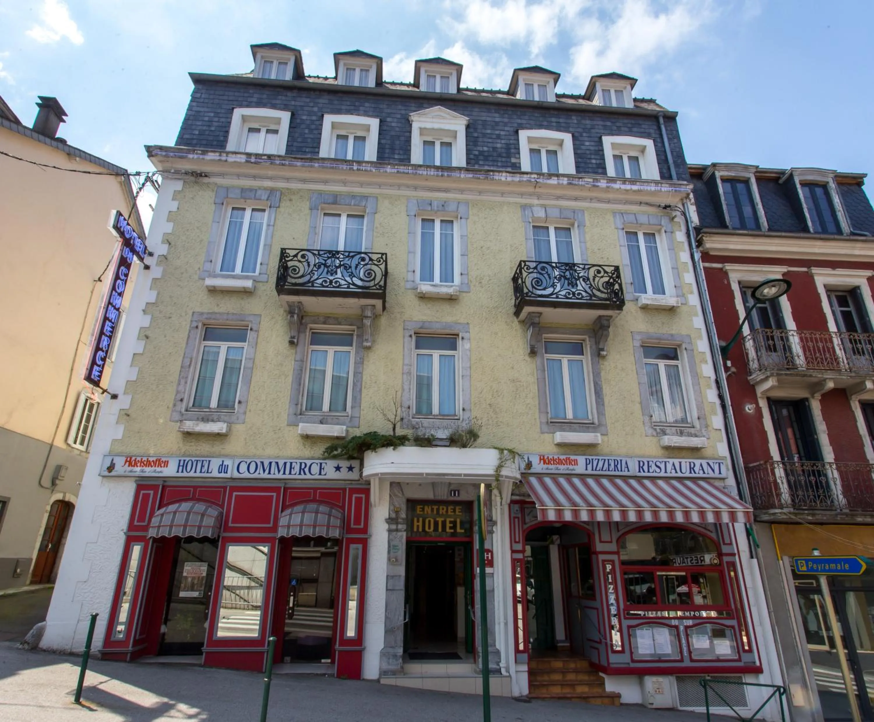 Facade/entrance in Hotel du Commerce et de Navarre
