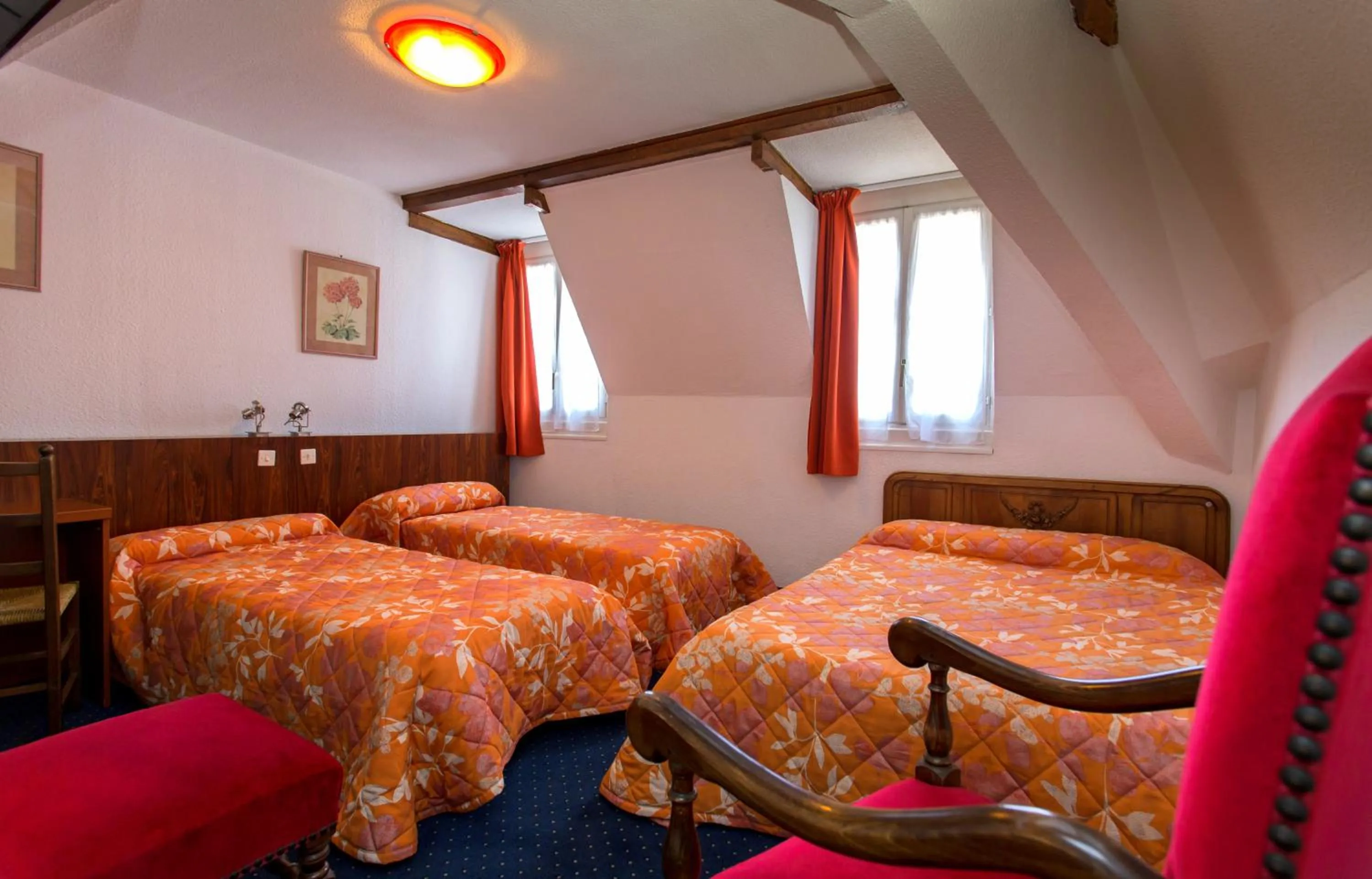 Bed in Hotel du Commerce et de Navarre