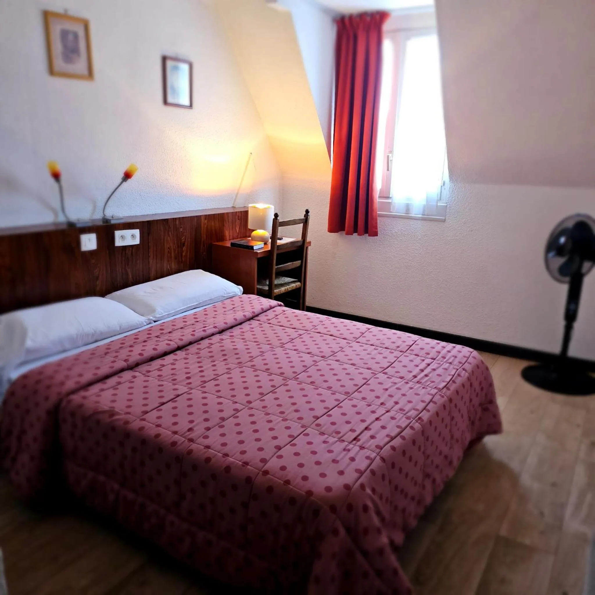 Bedroom, Bed in Hotel du Commerce et de Navarre