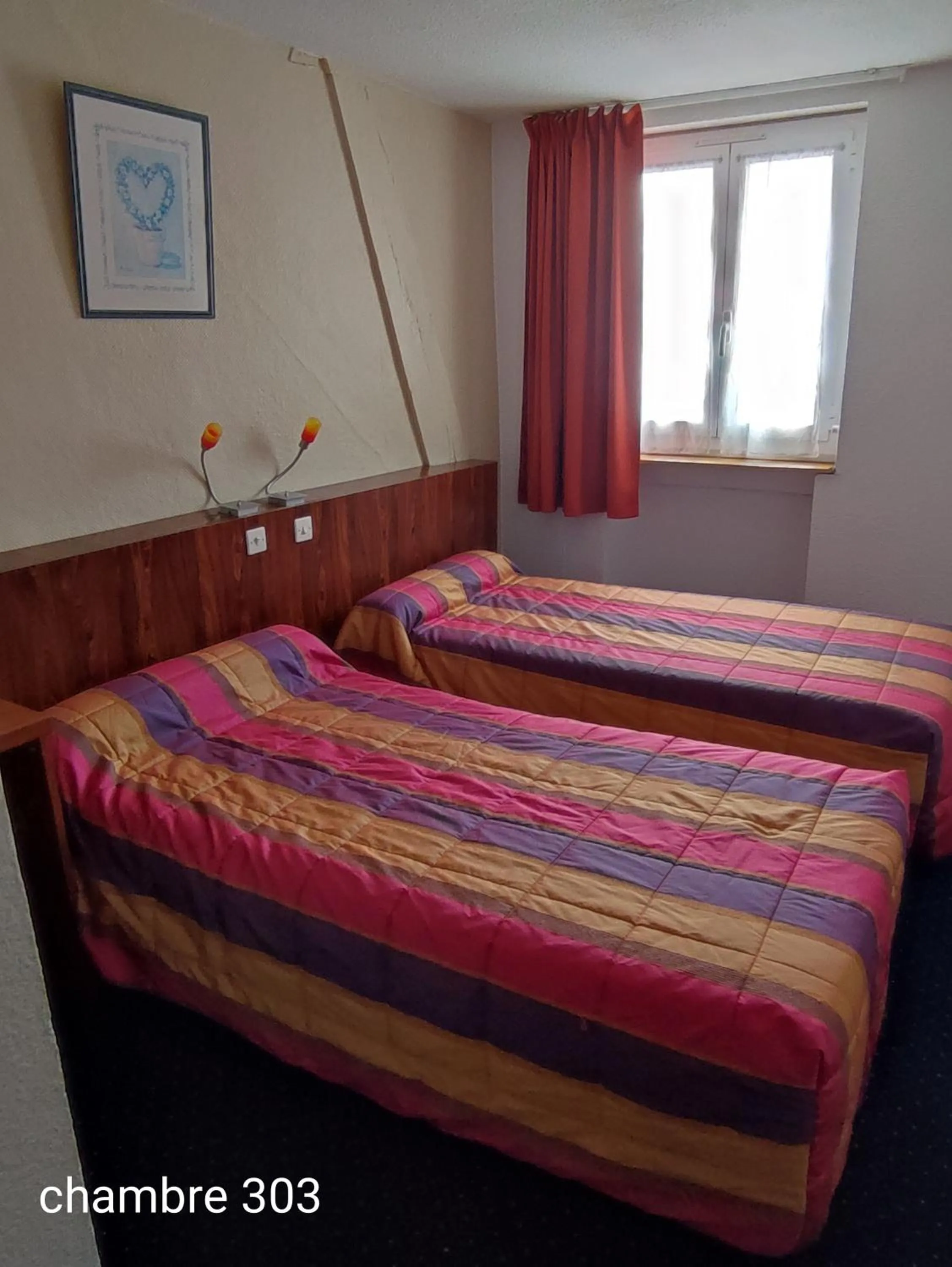 Bed in Hotel du Commerce et de Navarre