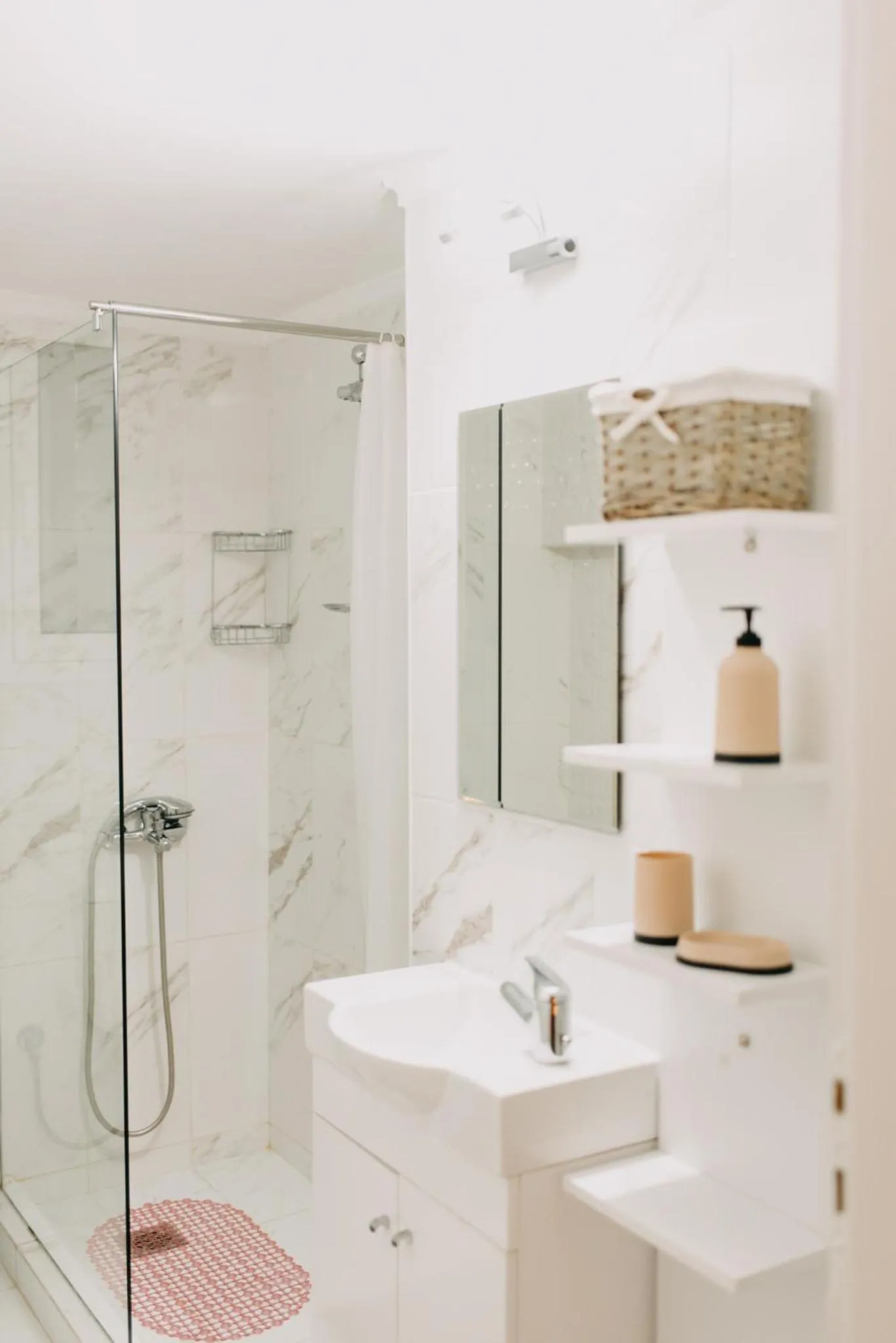 Shower in BEST HOUSE, CENTRAL APRTM., AGIOU NIKOLAOU, PATRA