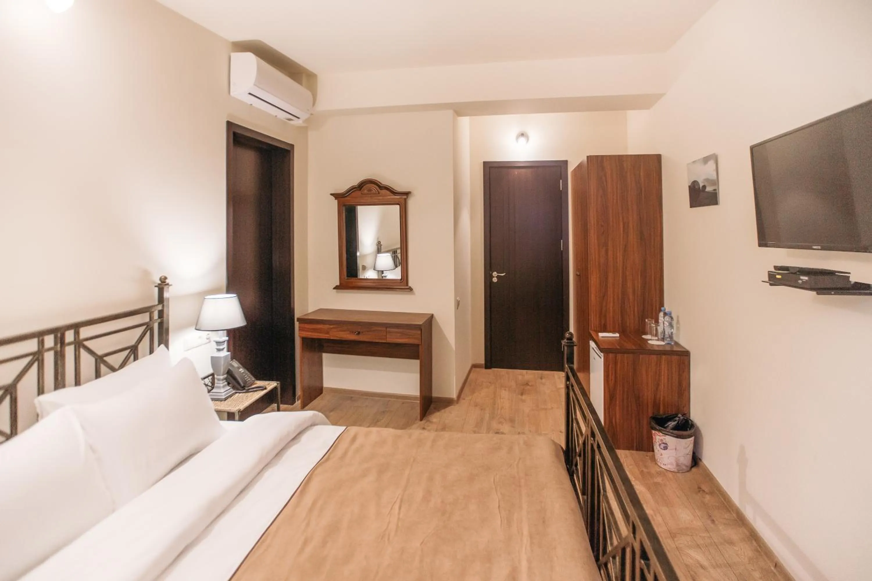 Bedroom, Bed in Le Caucase