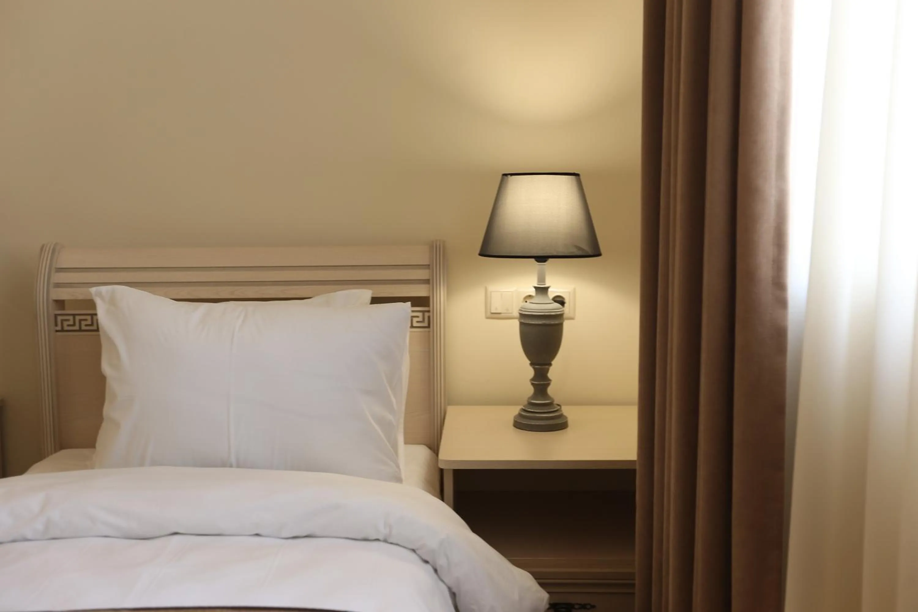 Bedroom, Bed in Le Caucase