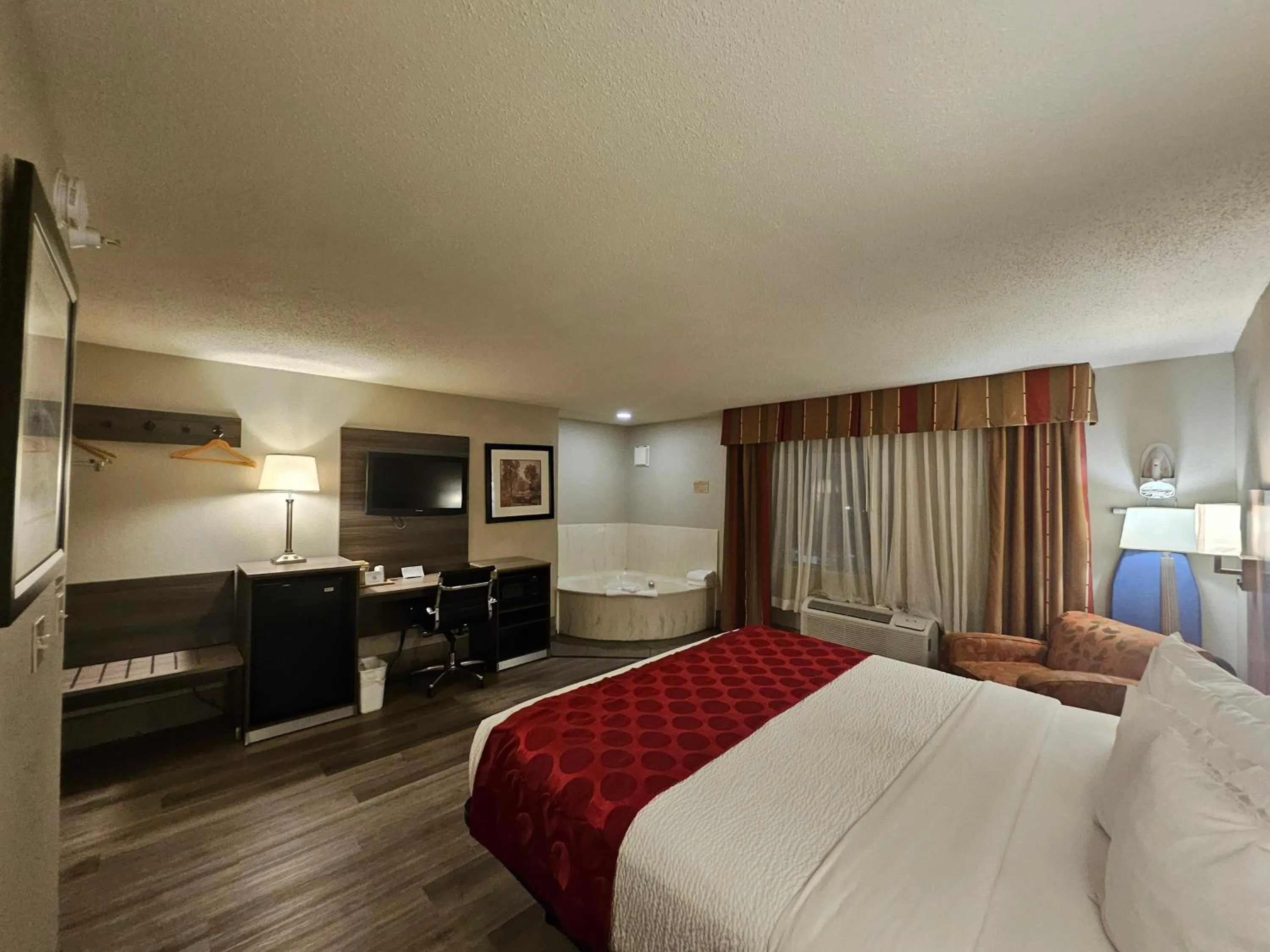 Hot Tub, Bed in Ramada by Wyndham Platte City KCI Airport